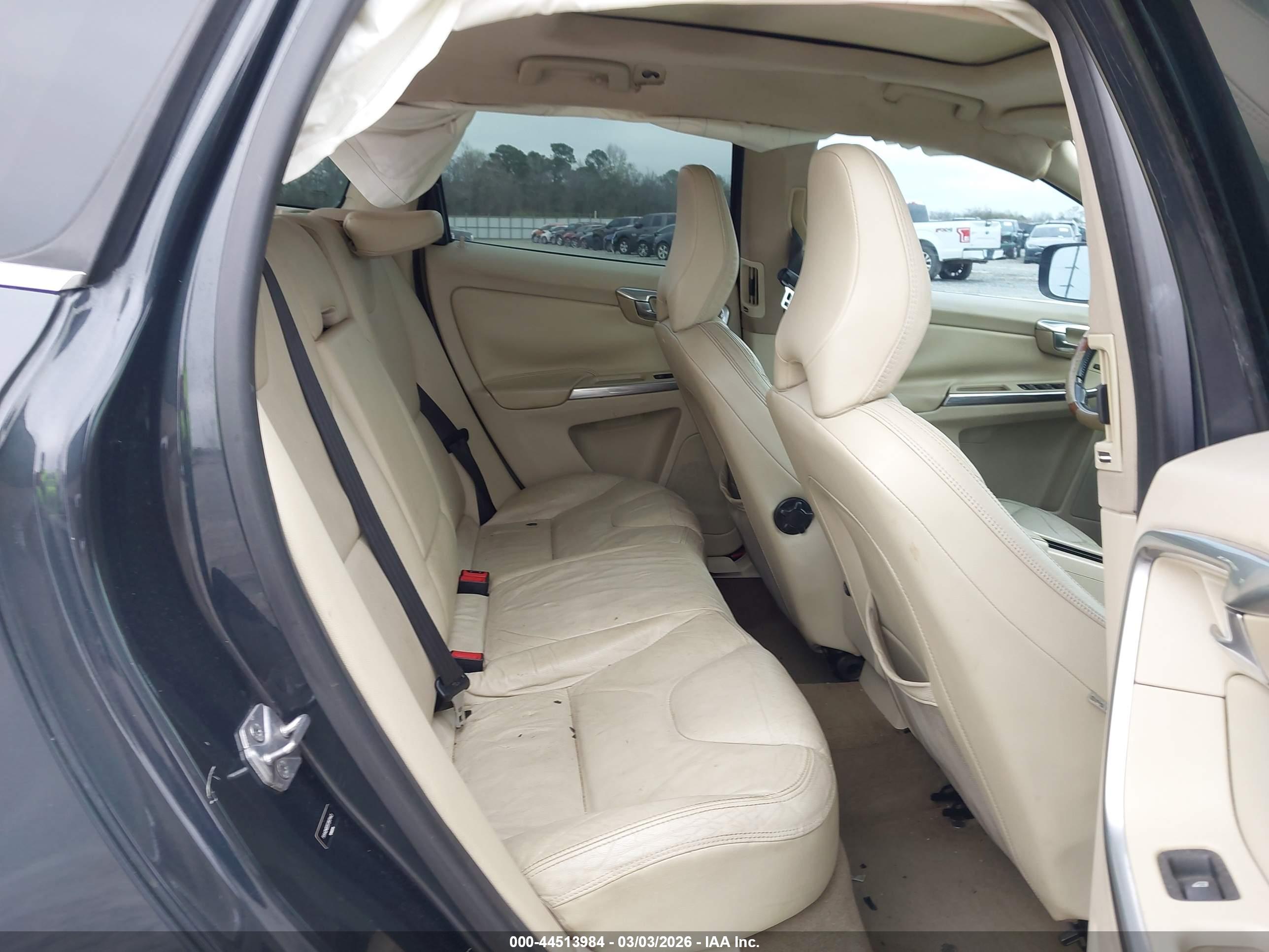 VOLVO XC60 image 8