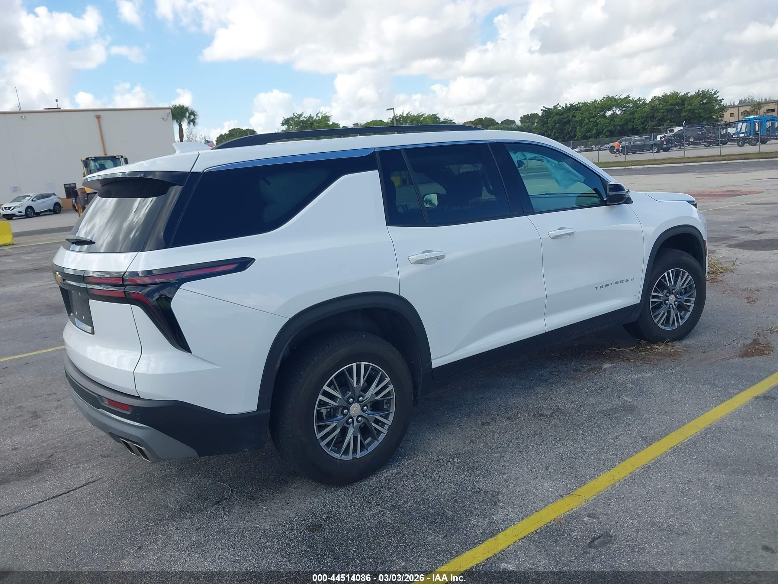 CHEVROLET TRAVERSE image 4