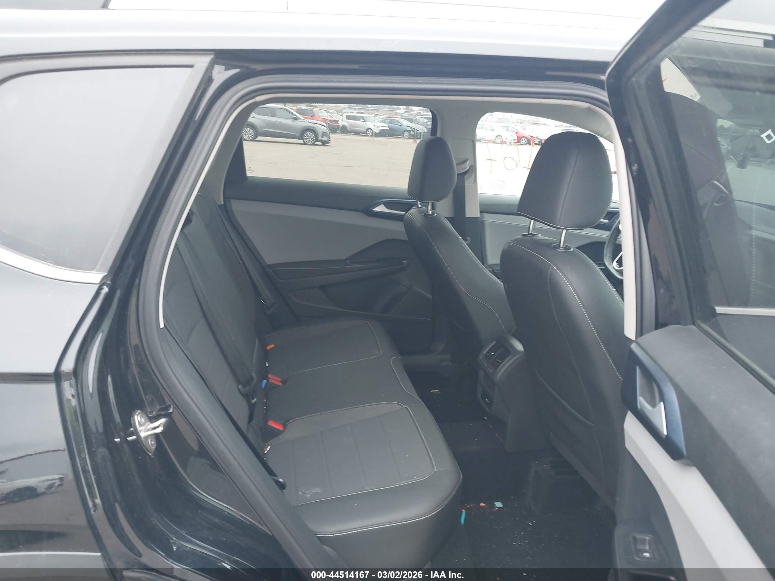 VOLKSWAGEN TAOS image 8