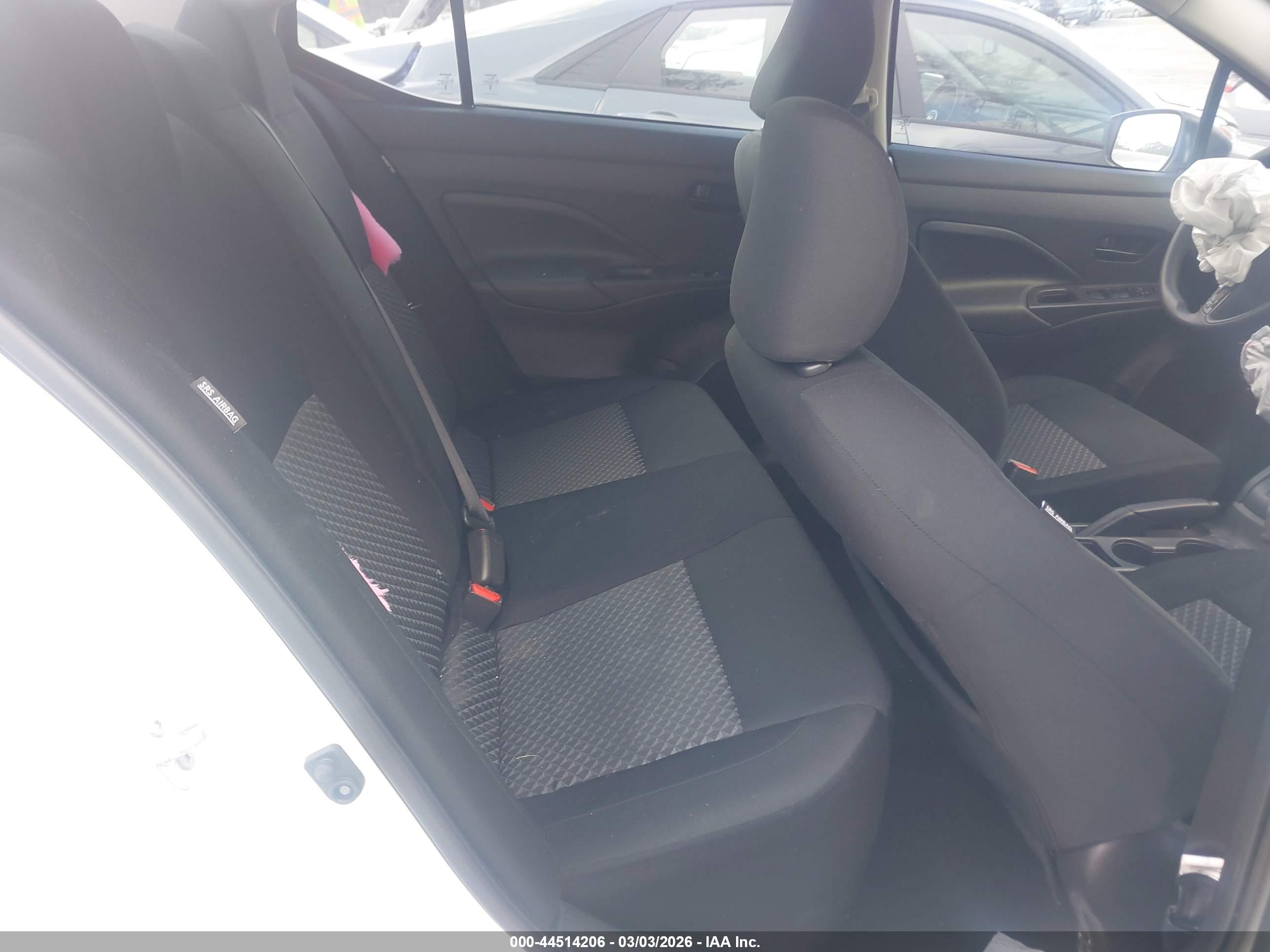 NISSAN VERSA image 8