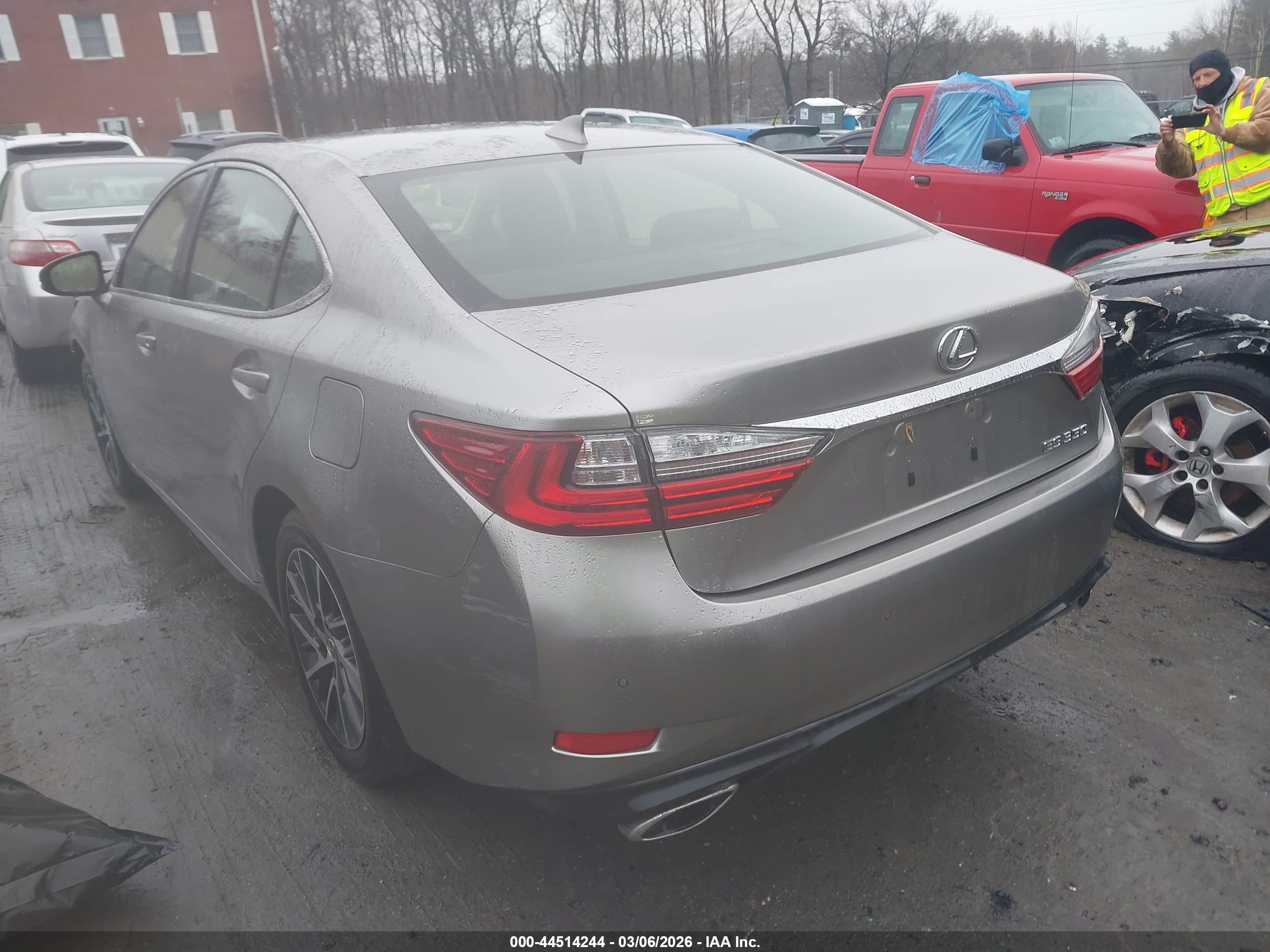 LEXUS ES image 3