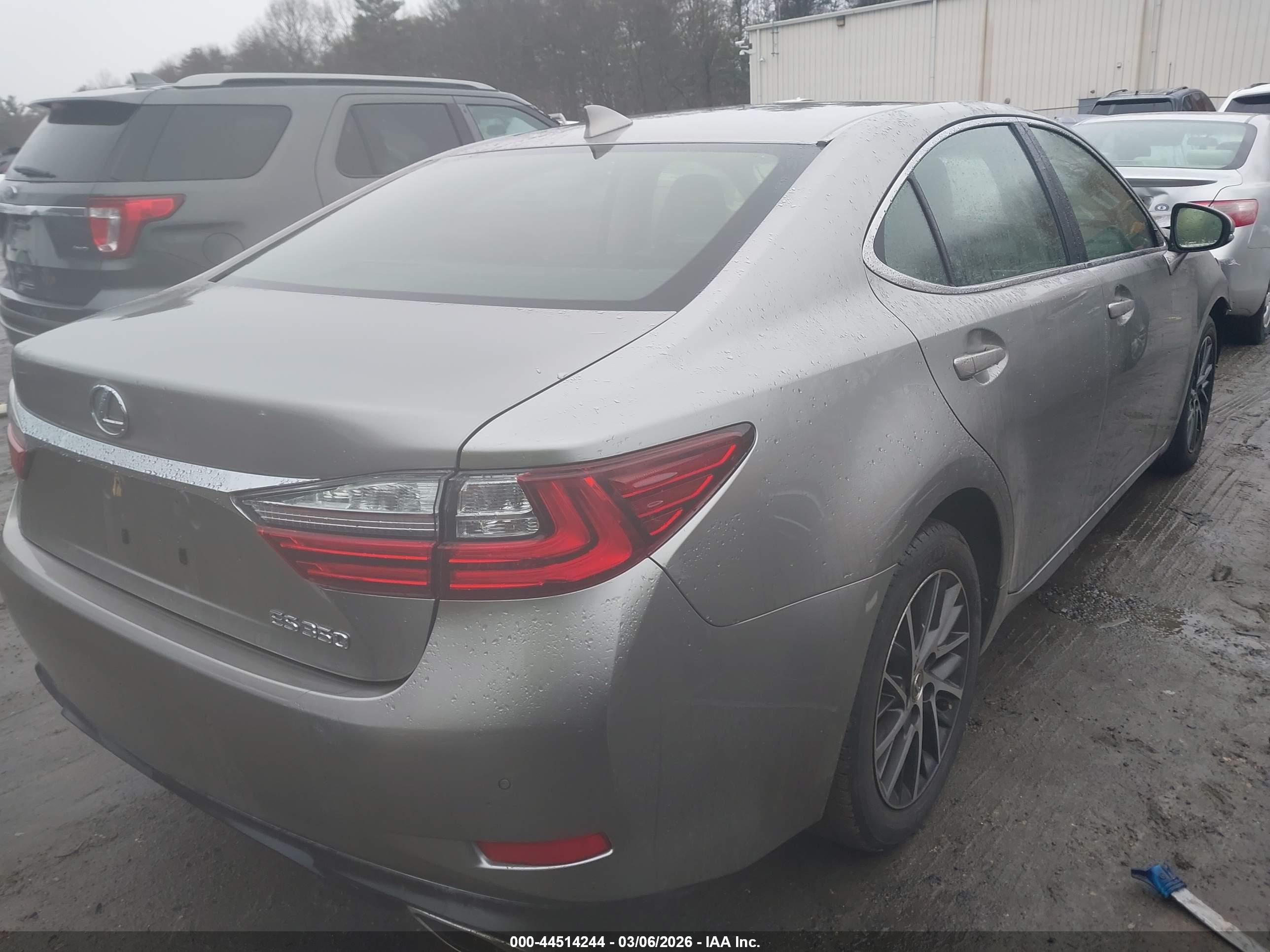 LEXUS ES image 4
