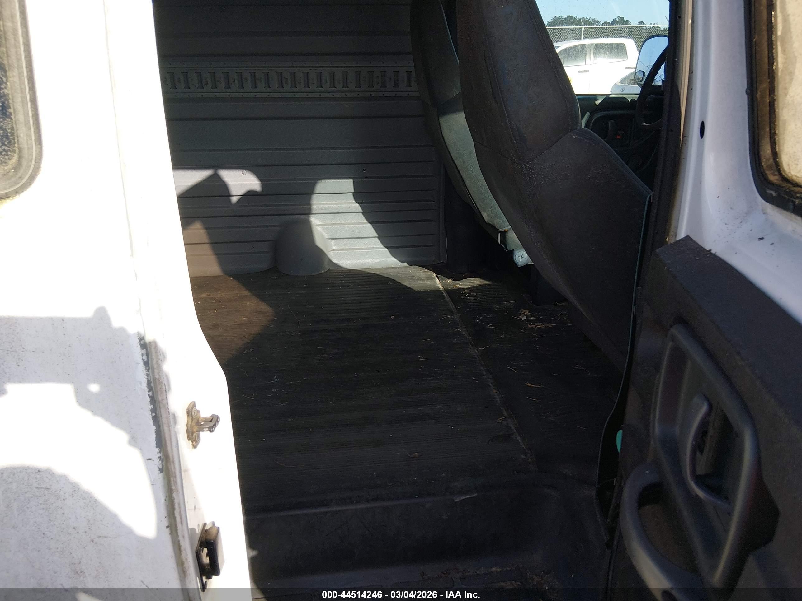 CHEVROLET EXPRESS image 8
