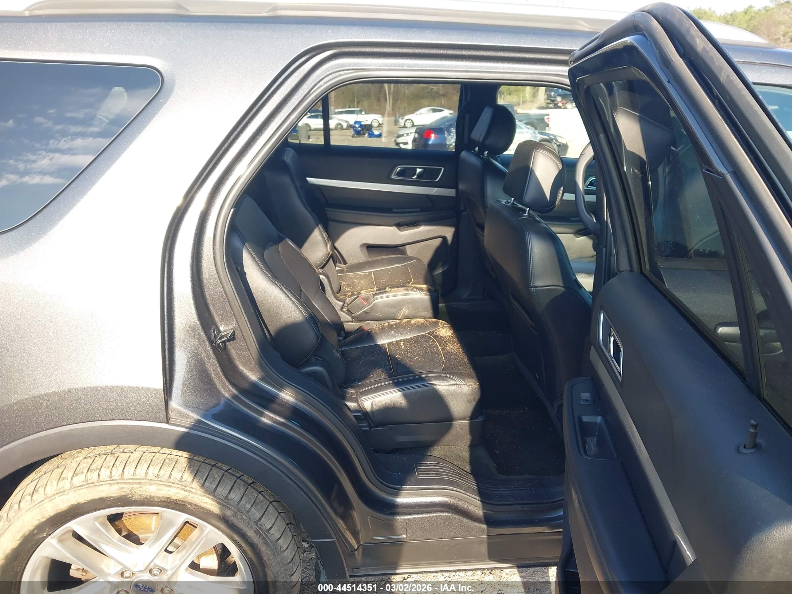 FORD EXPLORER image 8