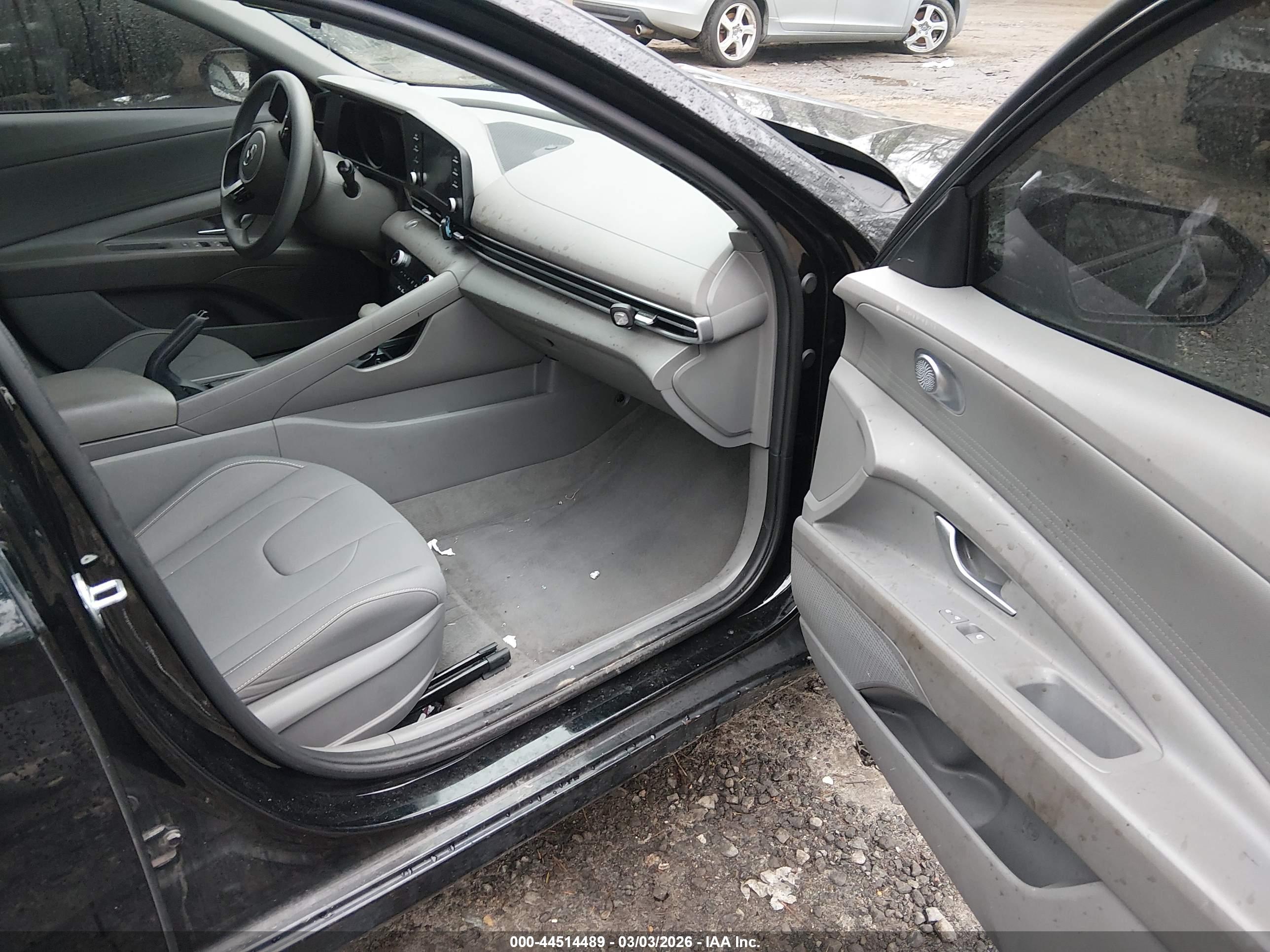 HYUNDAI ELANTRA image 5