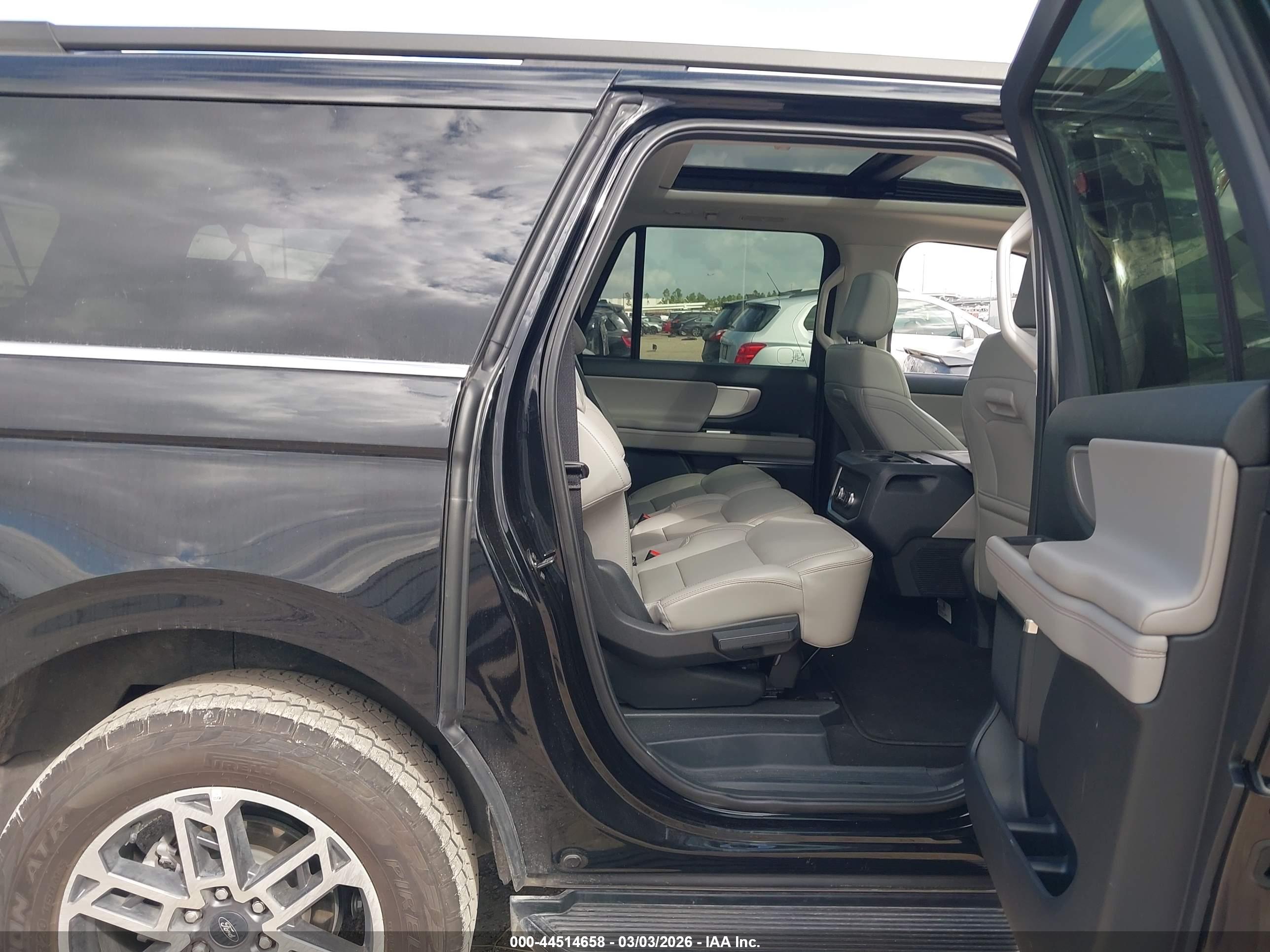 FORD EXPEDITION image 8