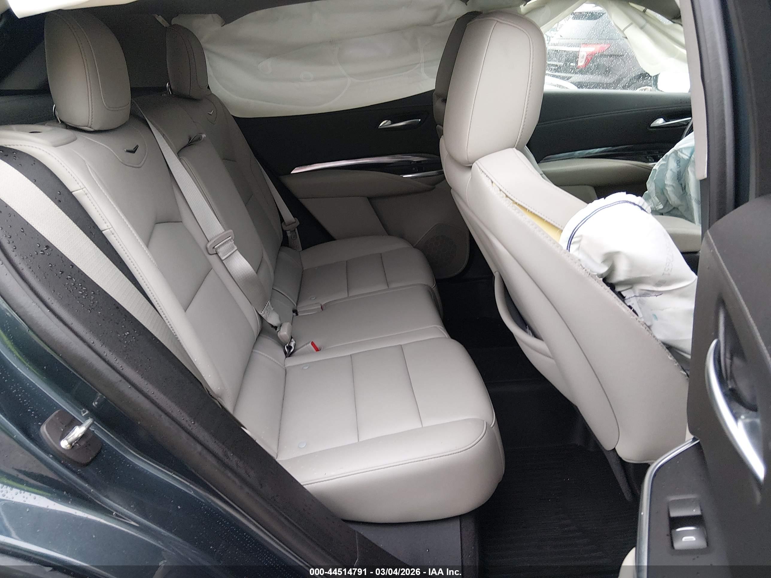 CADILLAC XT4 image 8