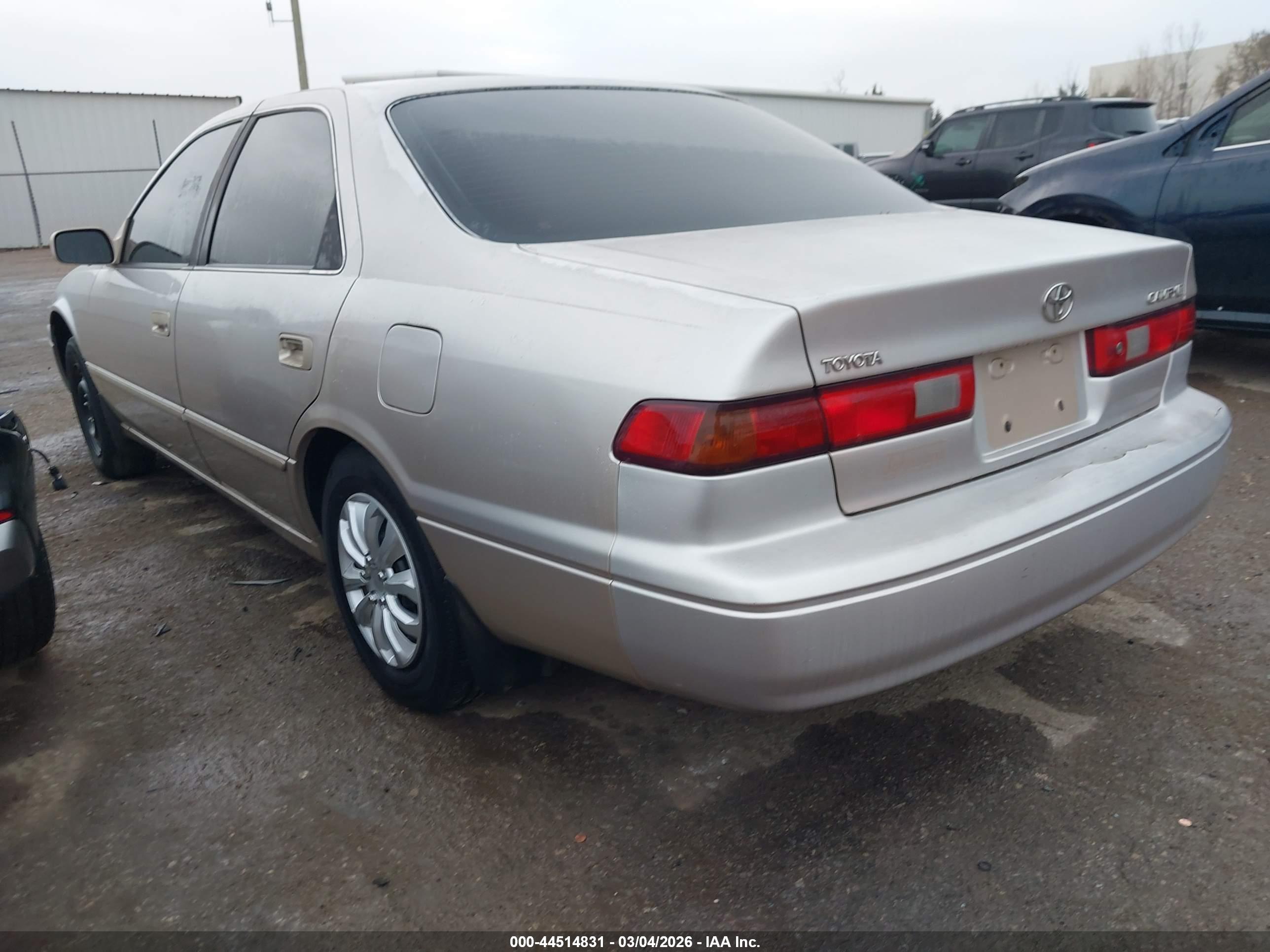 TOYOTA CAMRY image 3