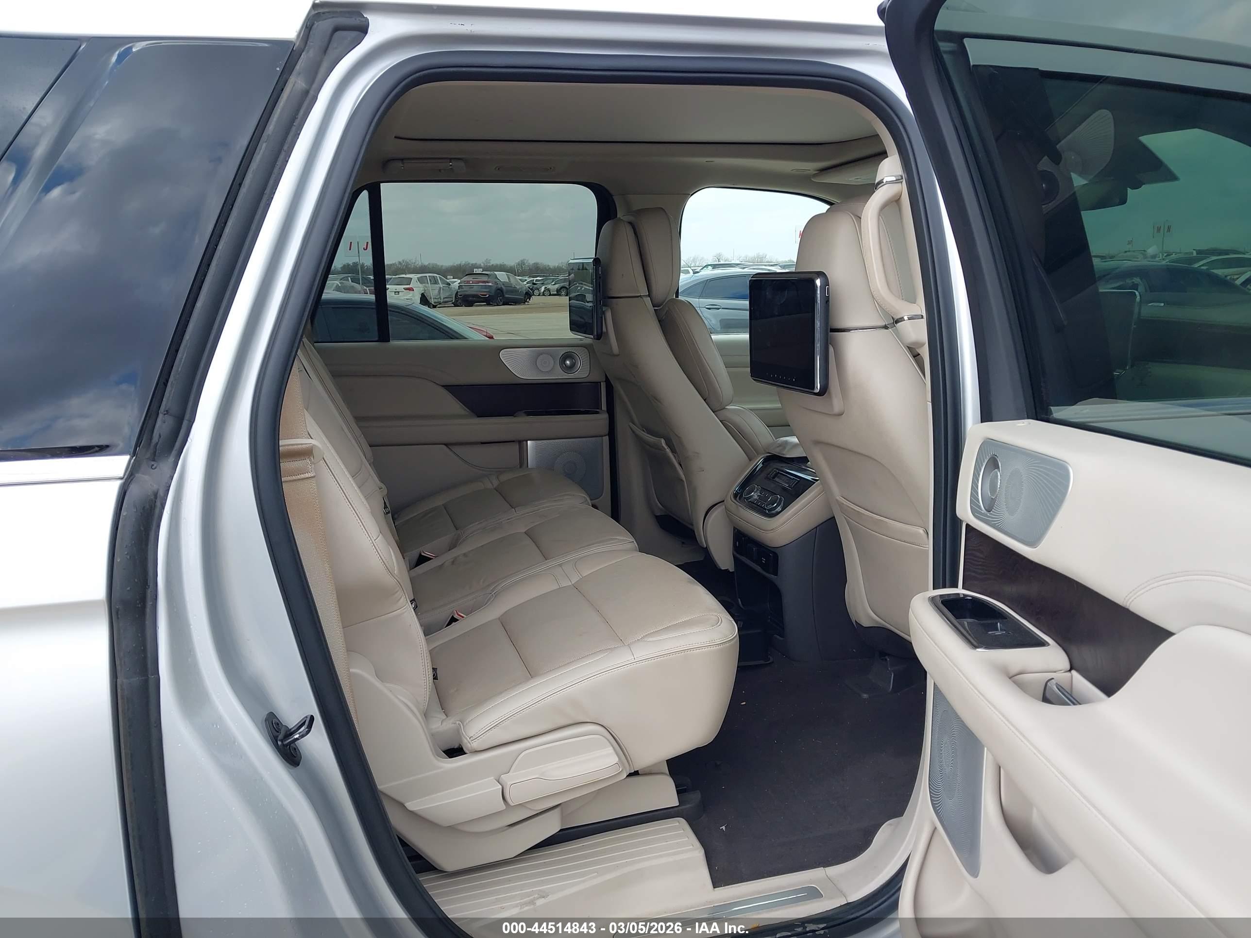 LINCOLN NAVIGATOR image 8
