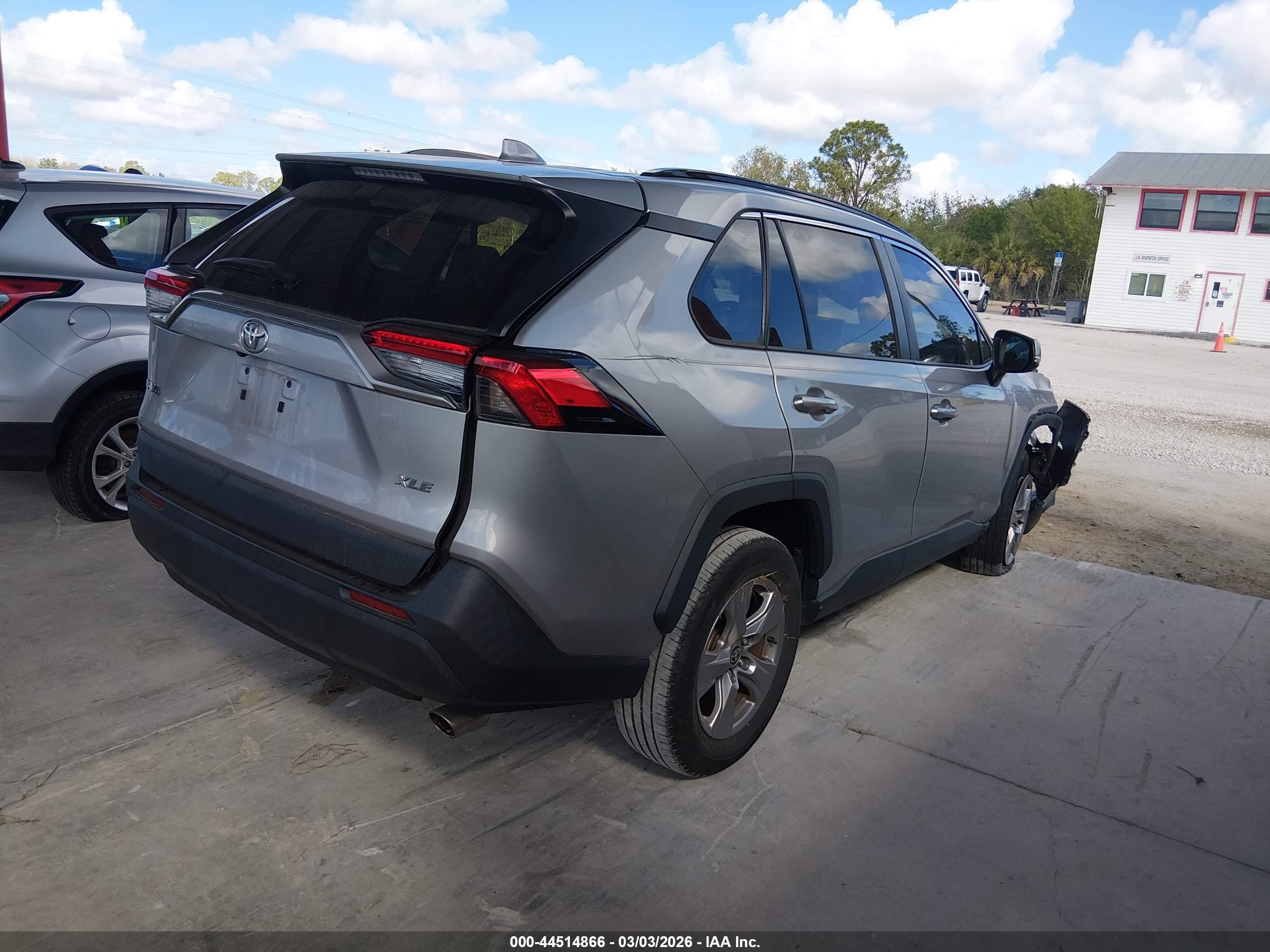 TOYOTA RAV4 image 4