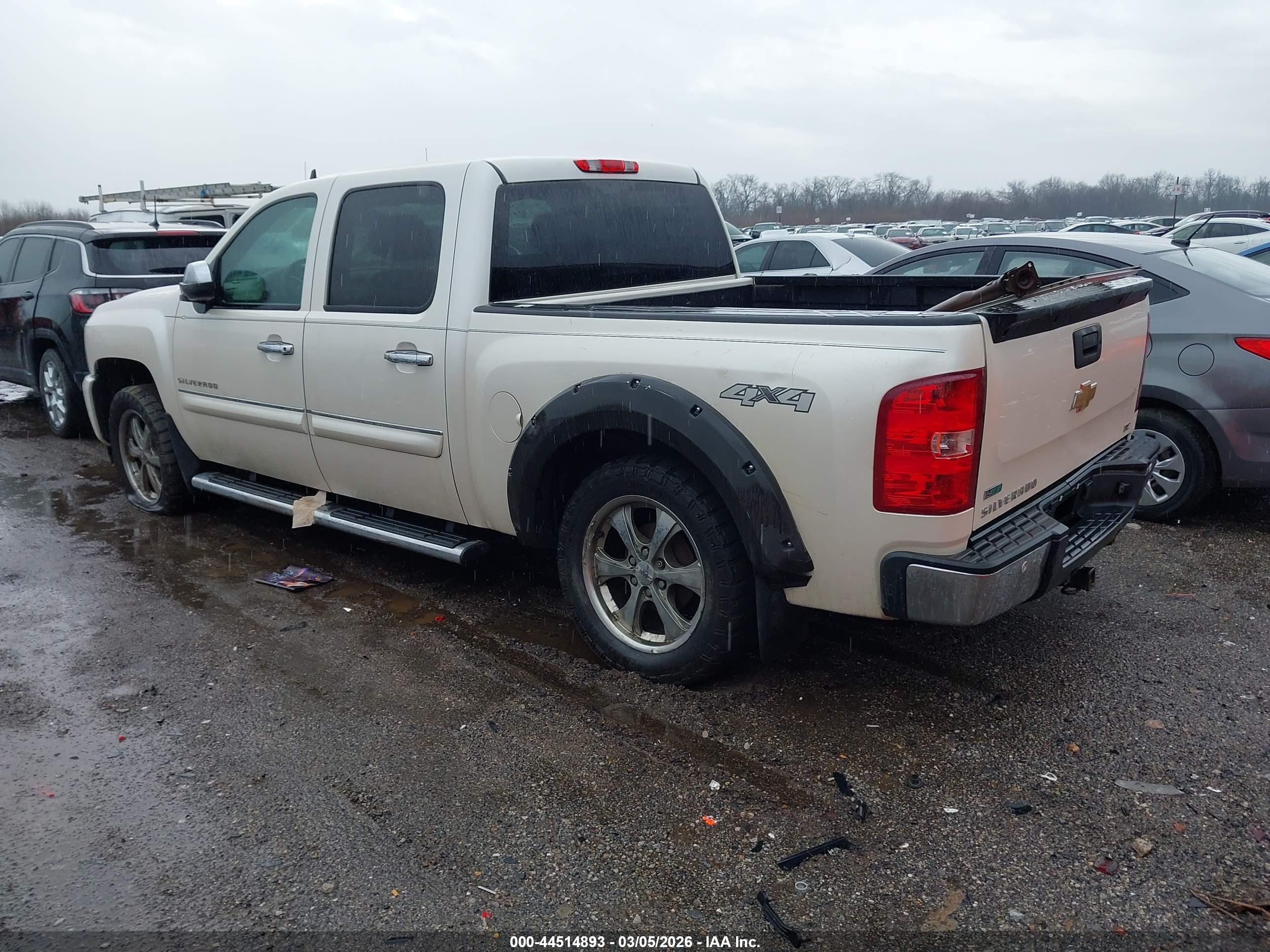 CHEVROLET SILVERADO image 3
