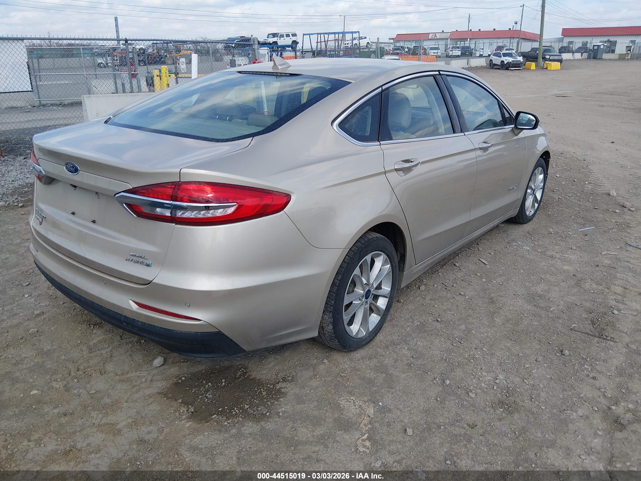 FORD FUSION image 4
