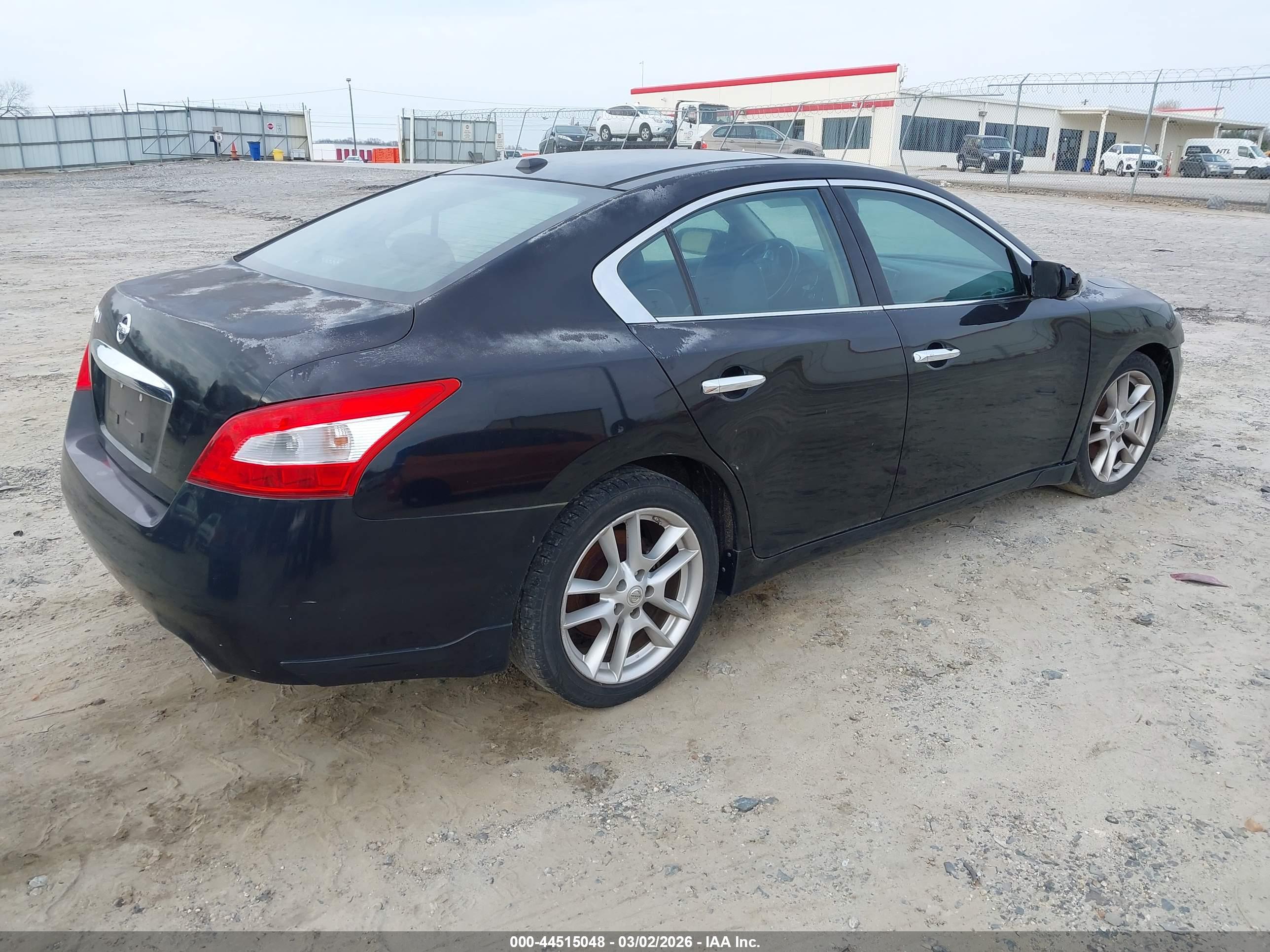 NISSAN MAXIMA image 4