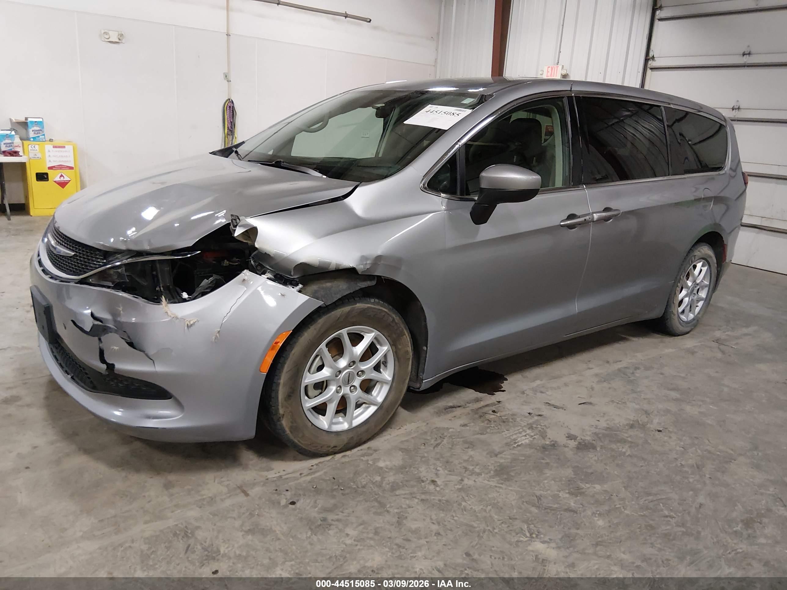 CHRYSLER VOYAGER image 2