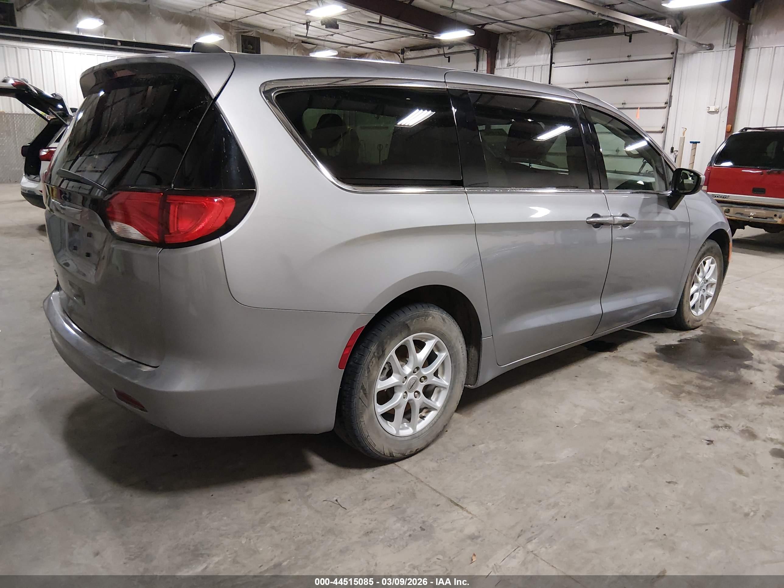 CHRYSLER VOYAGER image 4