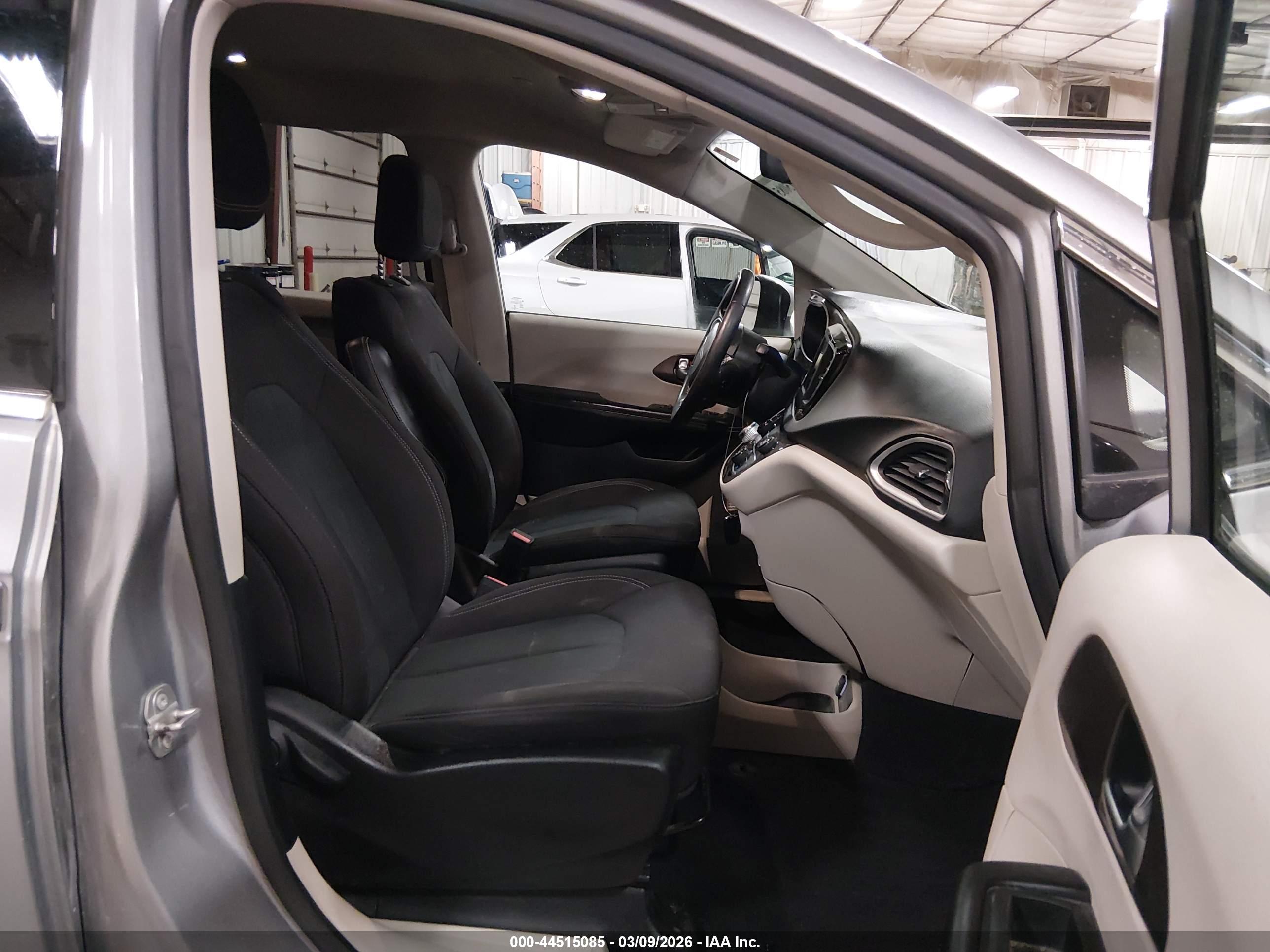 CHRYSLER VOYAGER image 5