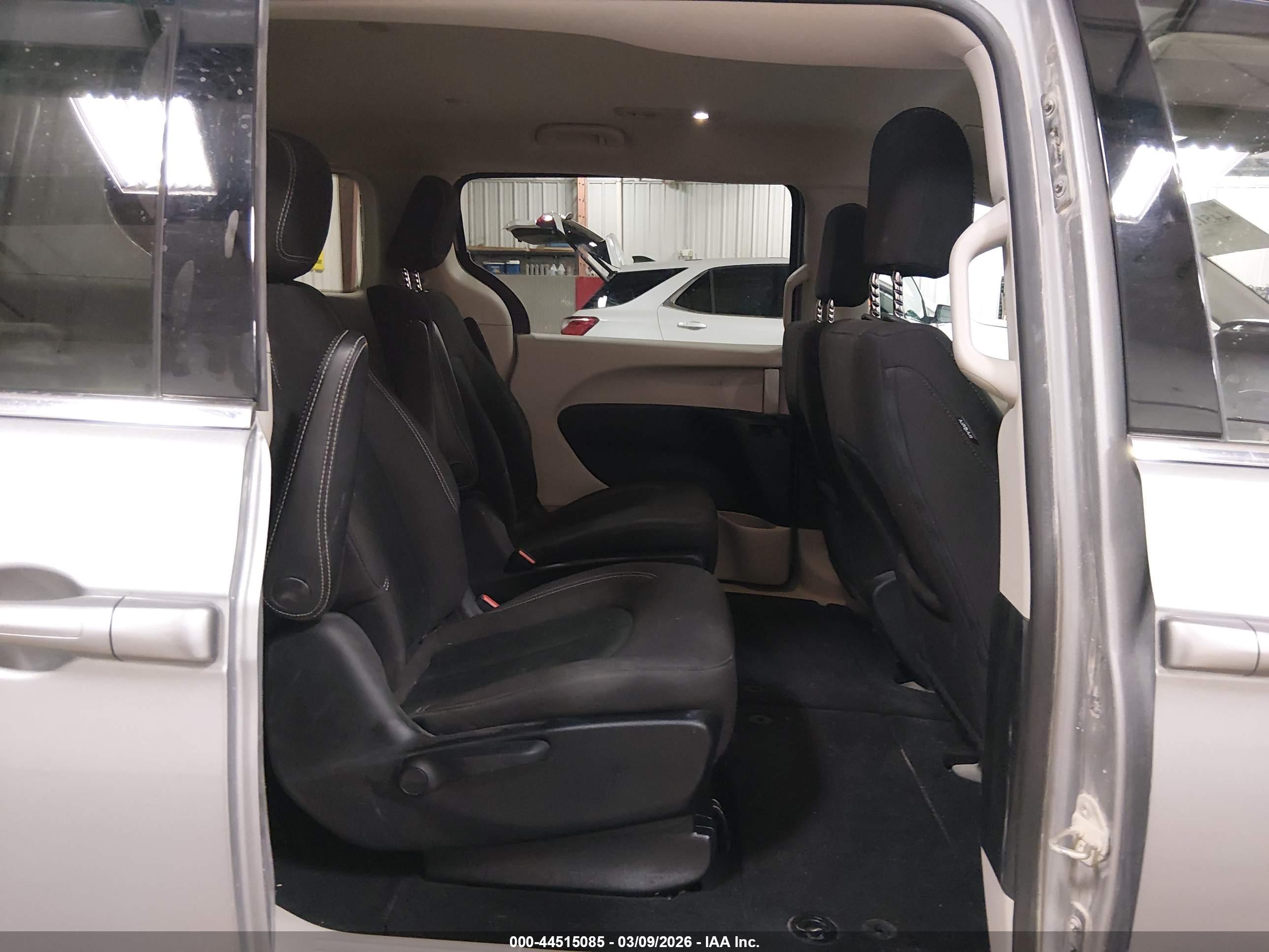 CHRYSLER VOYAGER image 8