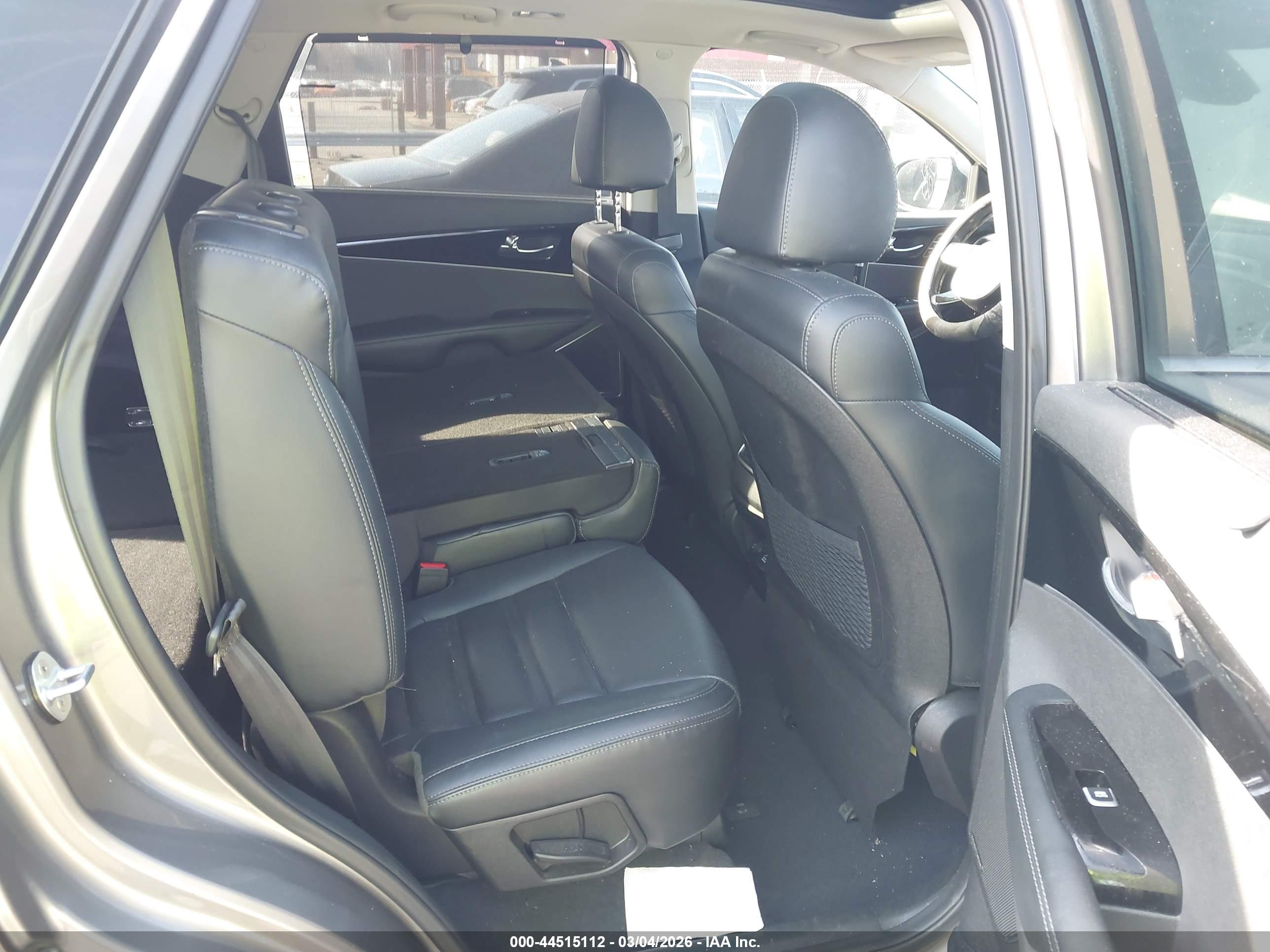 KIA SORENTO image 8