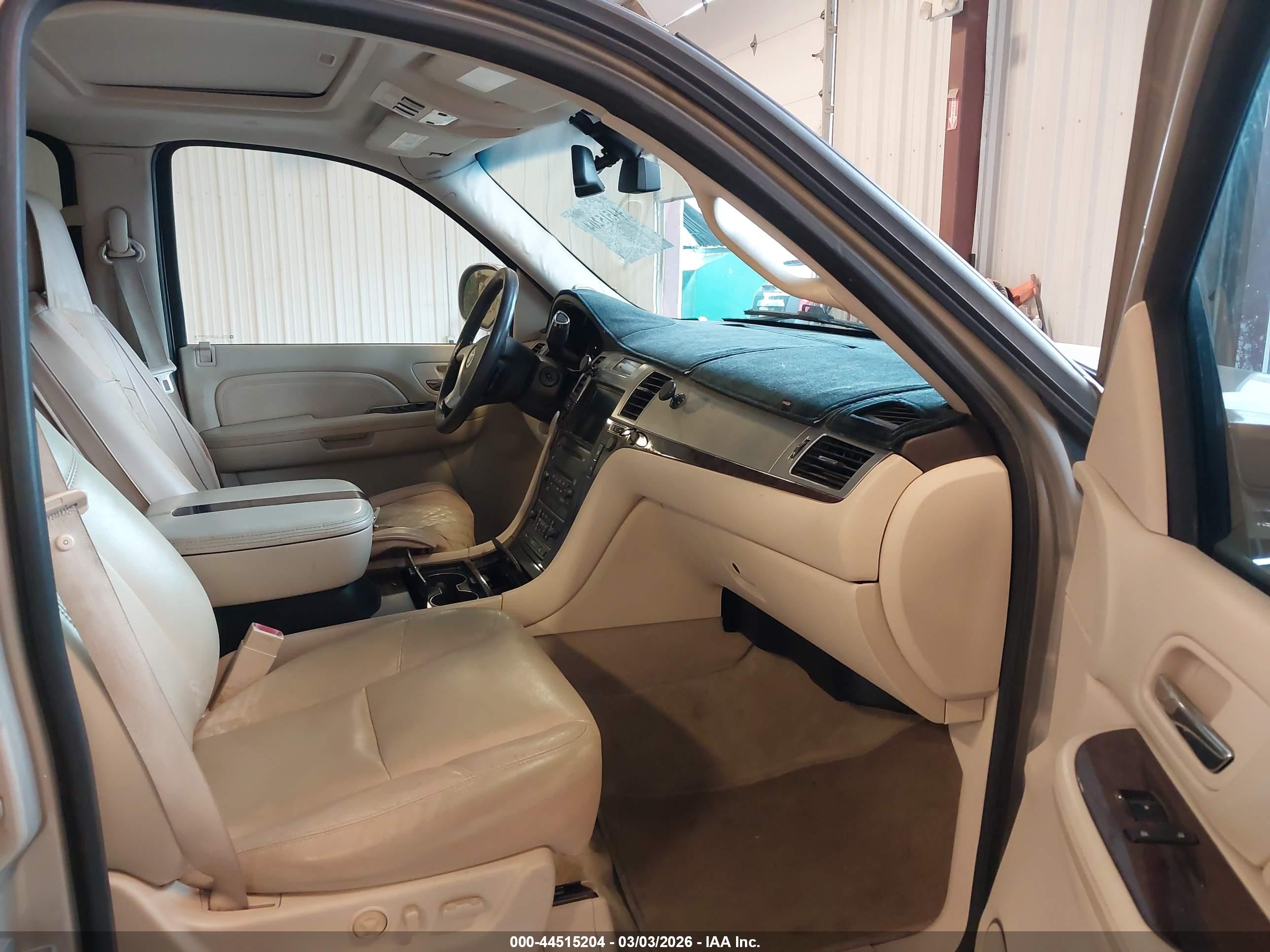 CADILLAC ESCALADE image 5