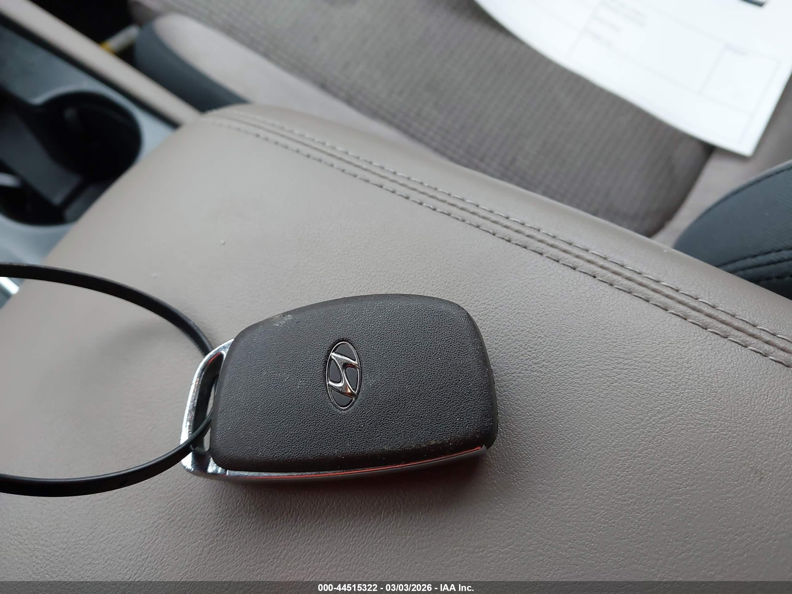 HYUNDAI SANTA image 11
