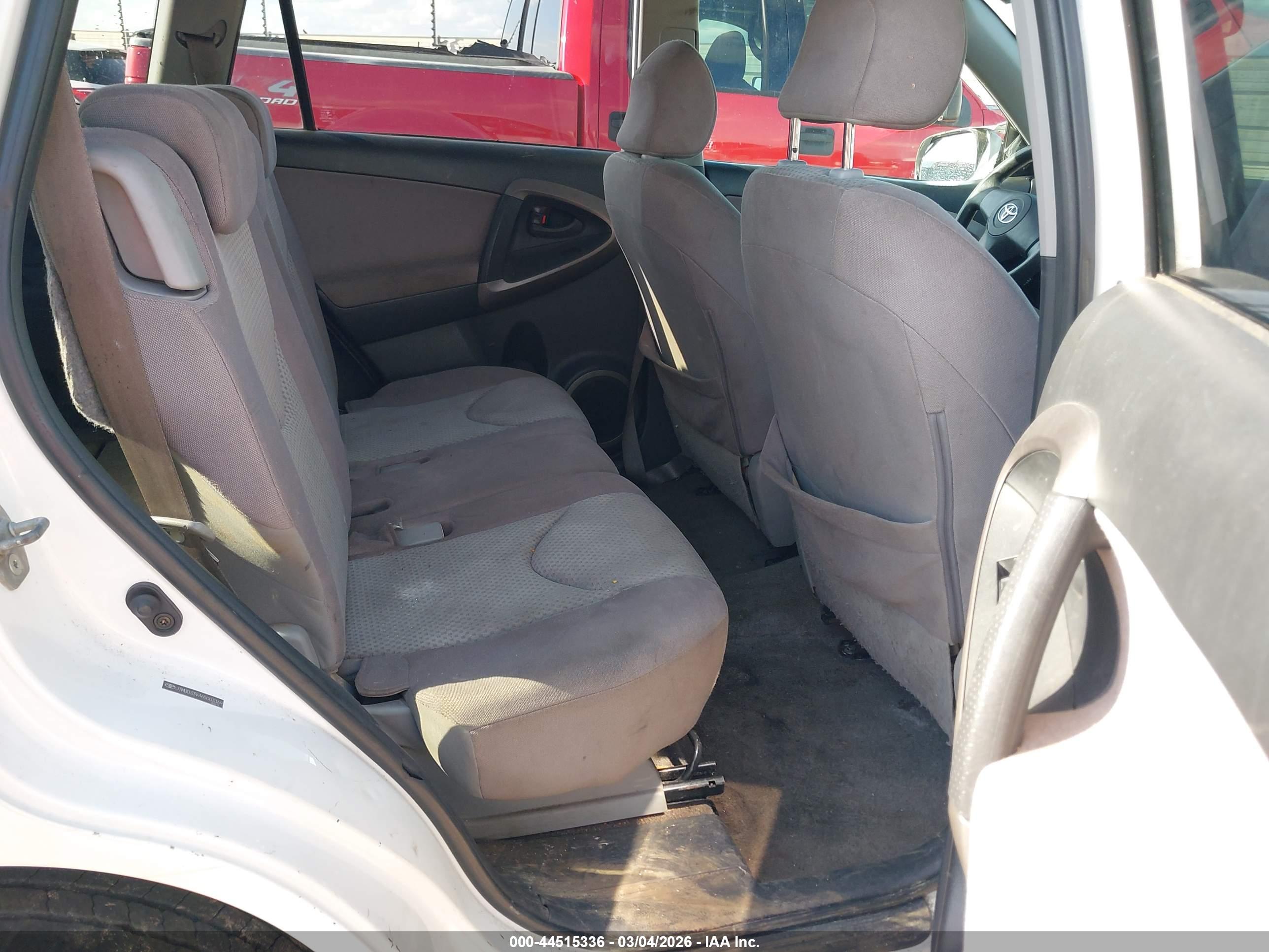TOYOTA RAV4 image 8