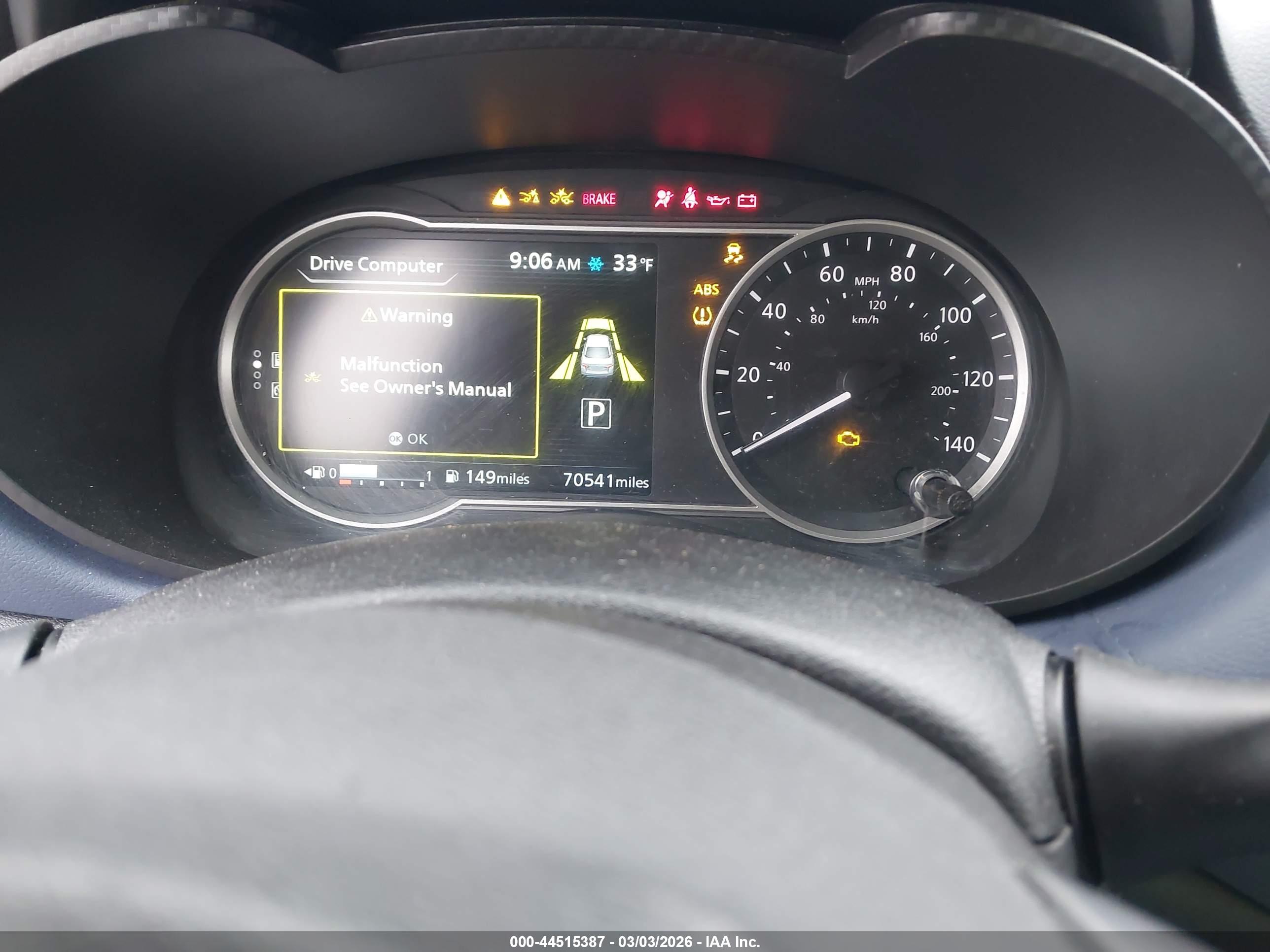NISSAN VERSA image 7