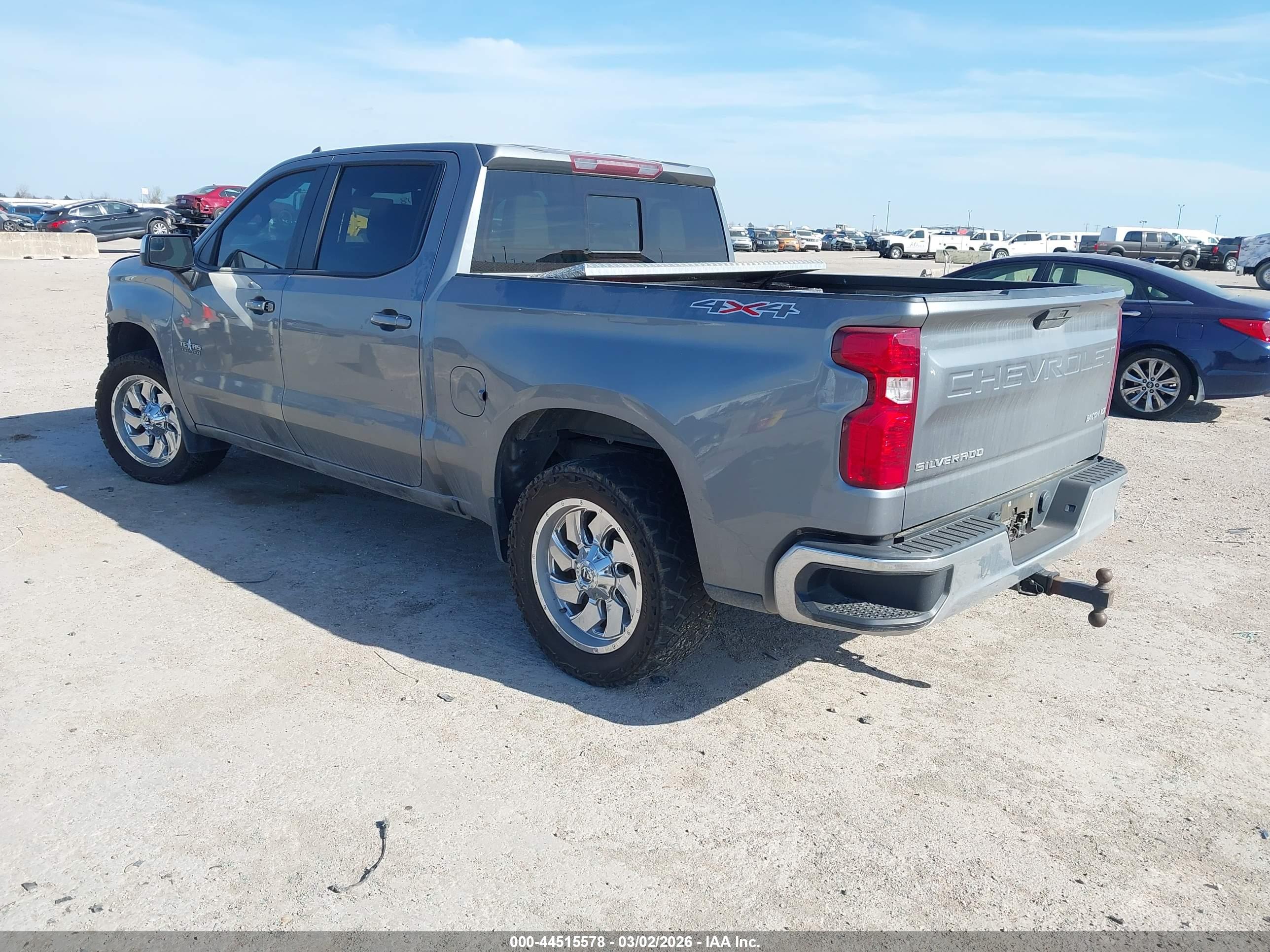 CHEVROLET SILVERADO image 3