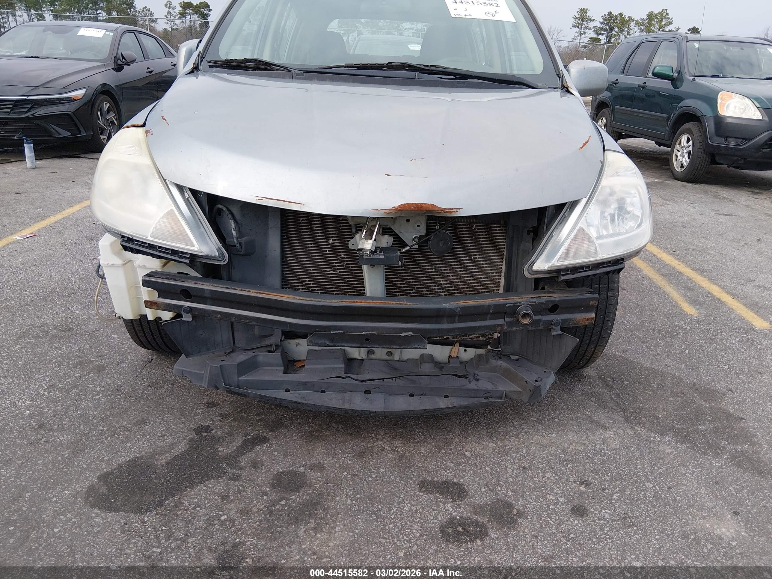 NISSAN VERSA image 6