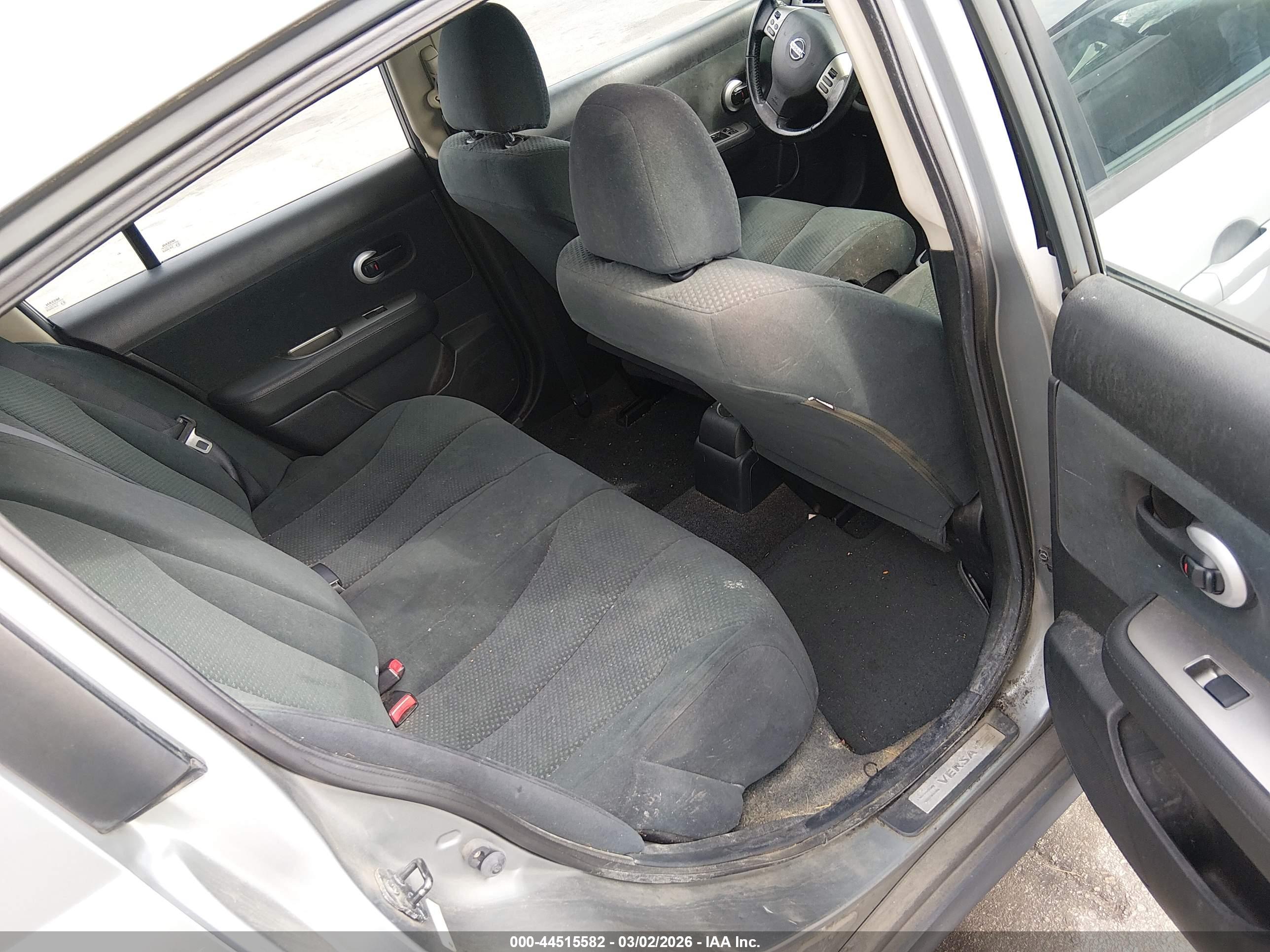 NISSAN VERSA image 8