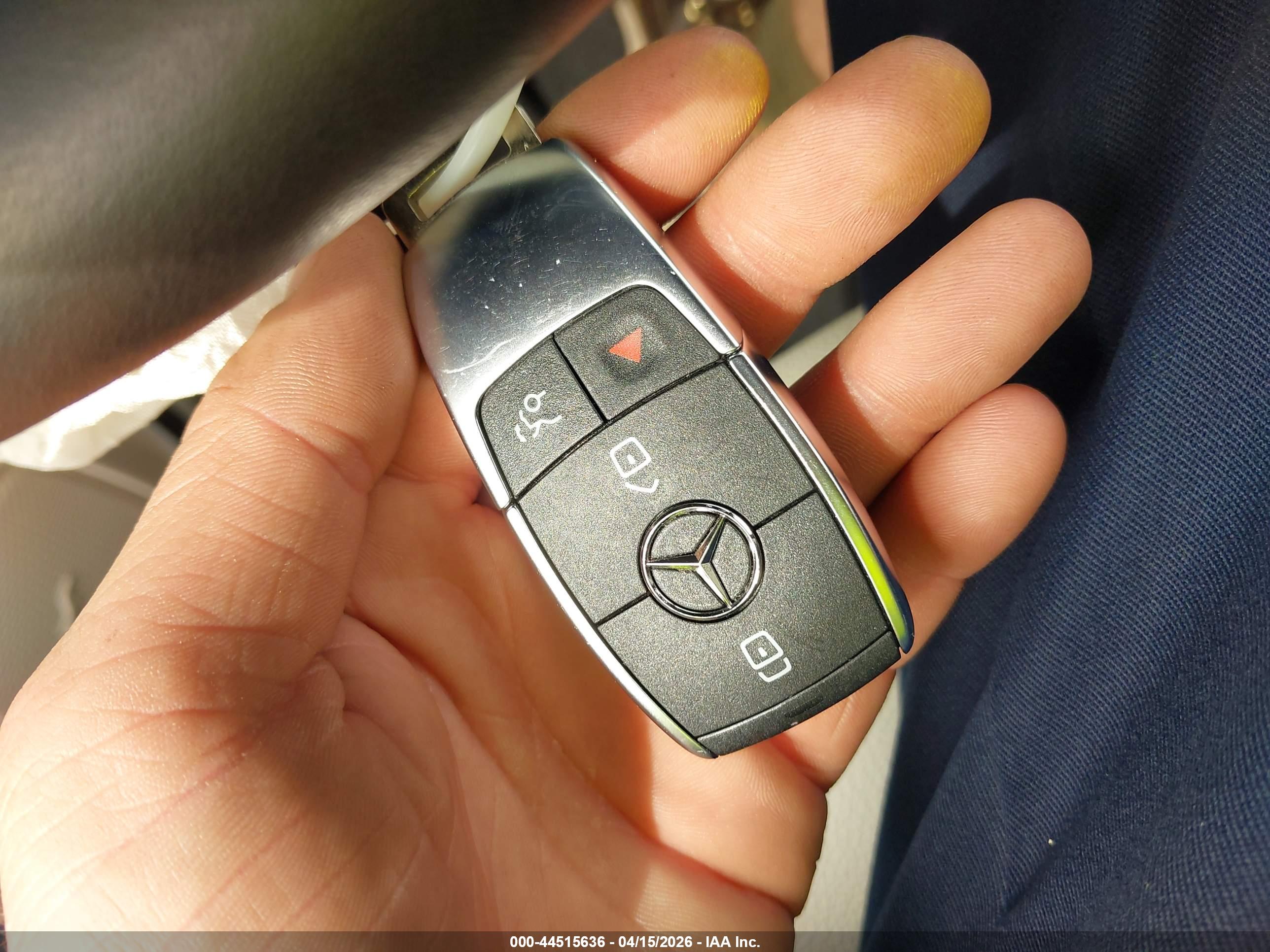 MERCEDES-BENZ GLB image 11
