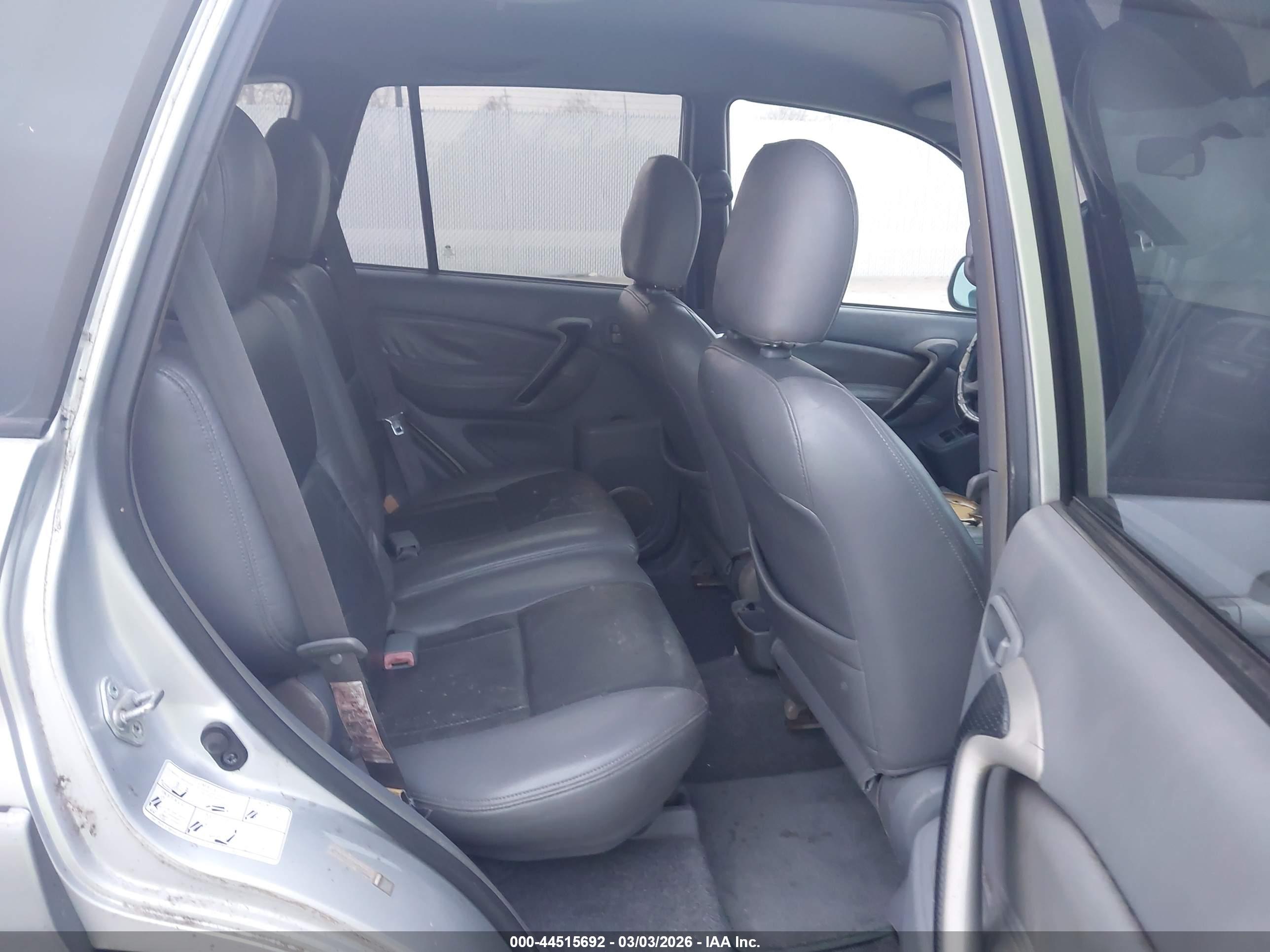 TOYOTA RAV4 image 8