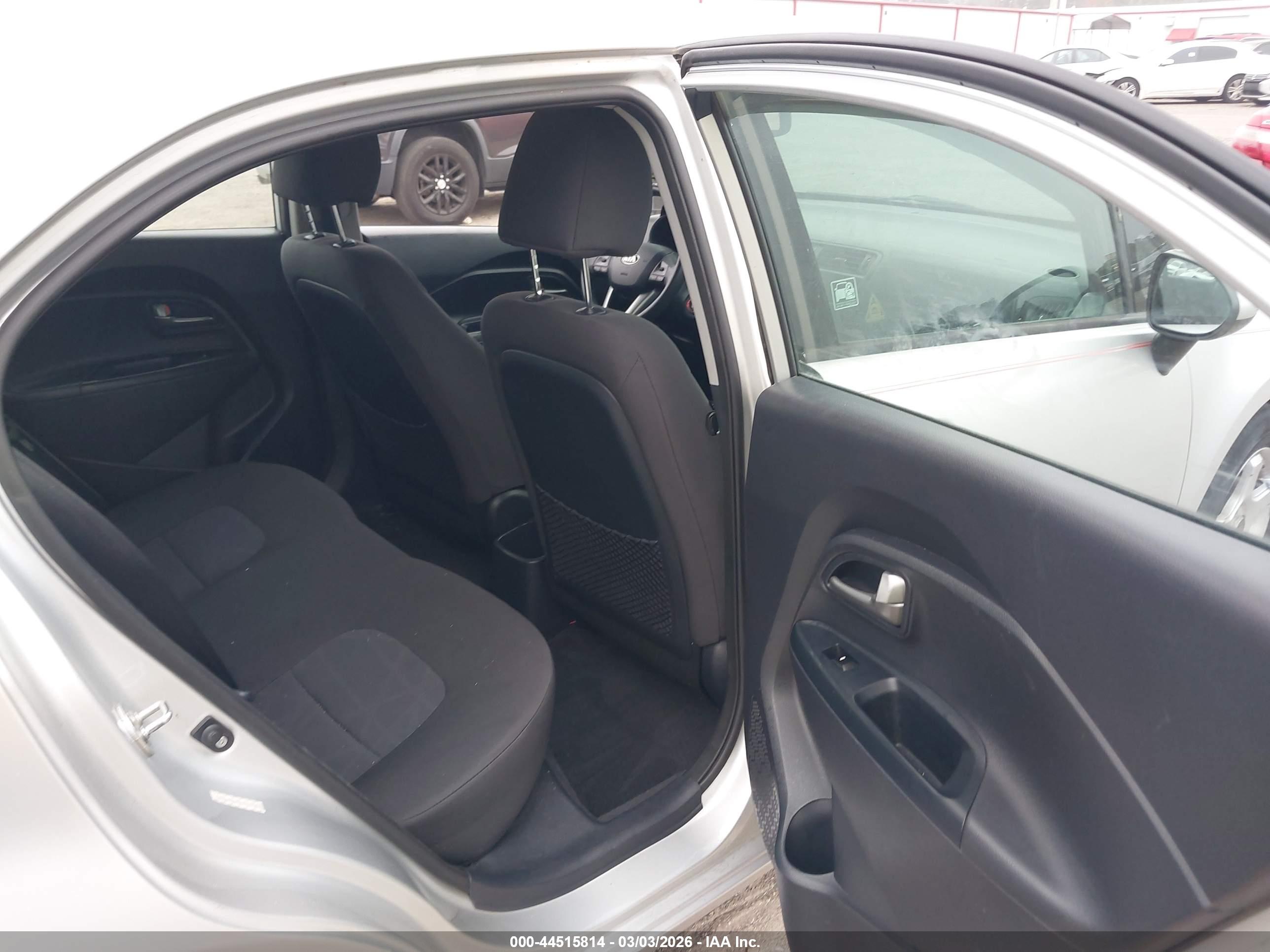 KIA RIO image 8