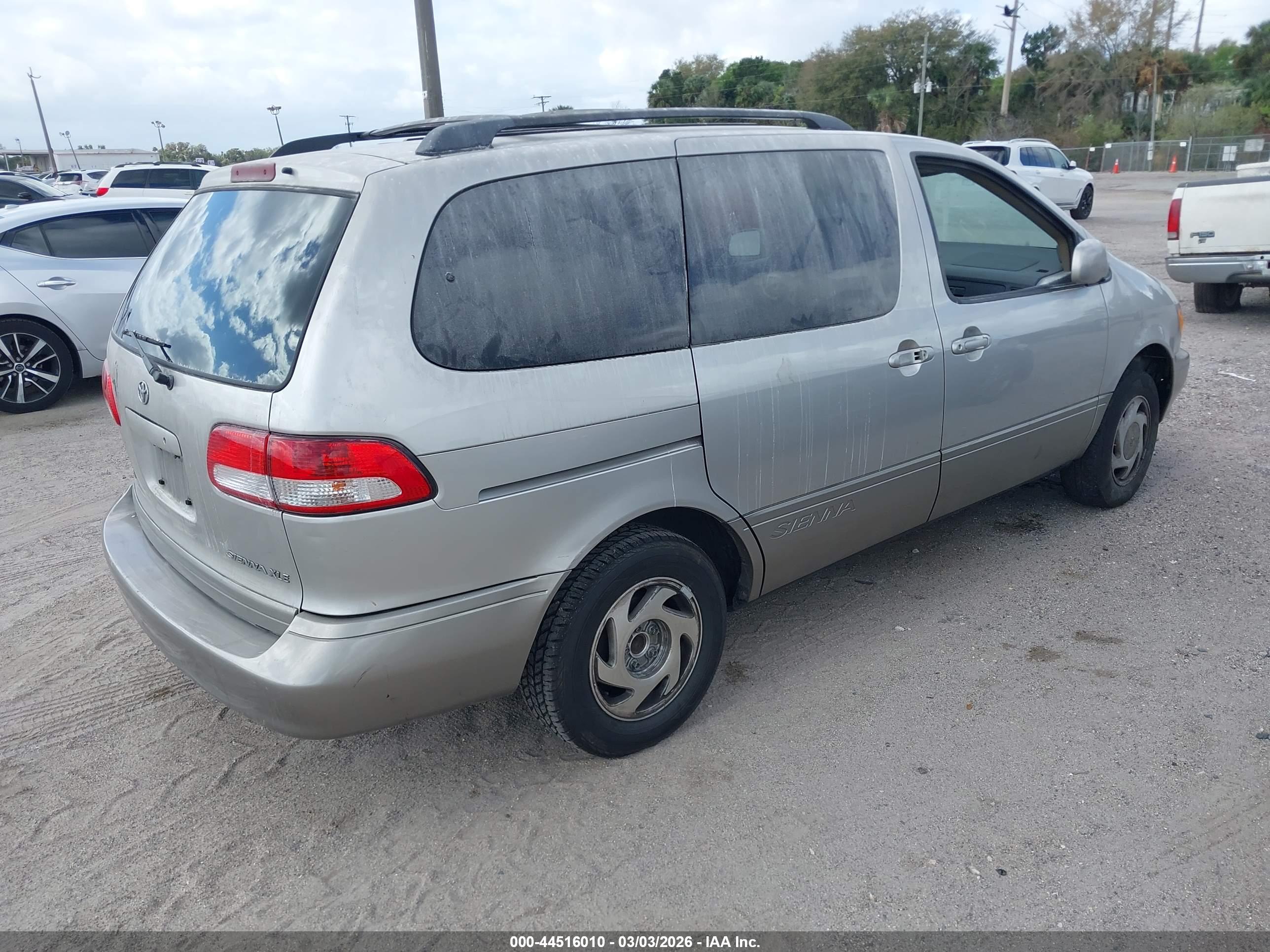 TOYOTA SIENNA image 4