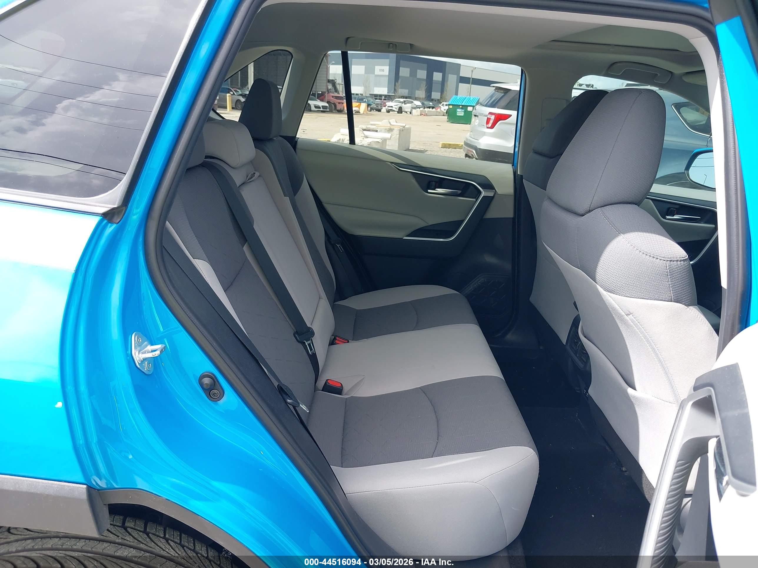 TOYOTA RAV4 image 8