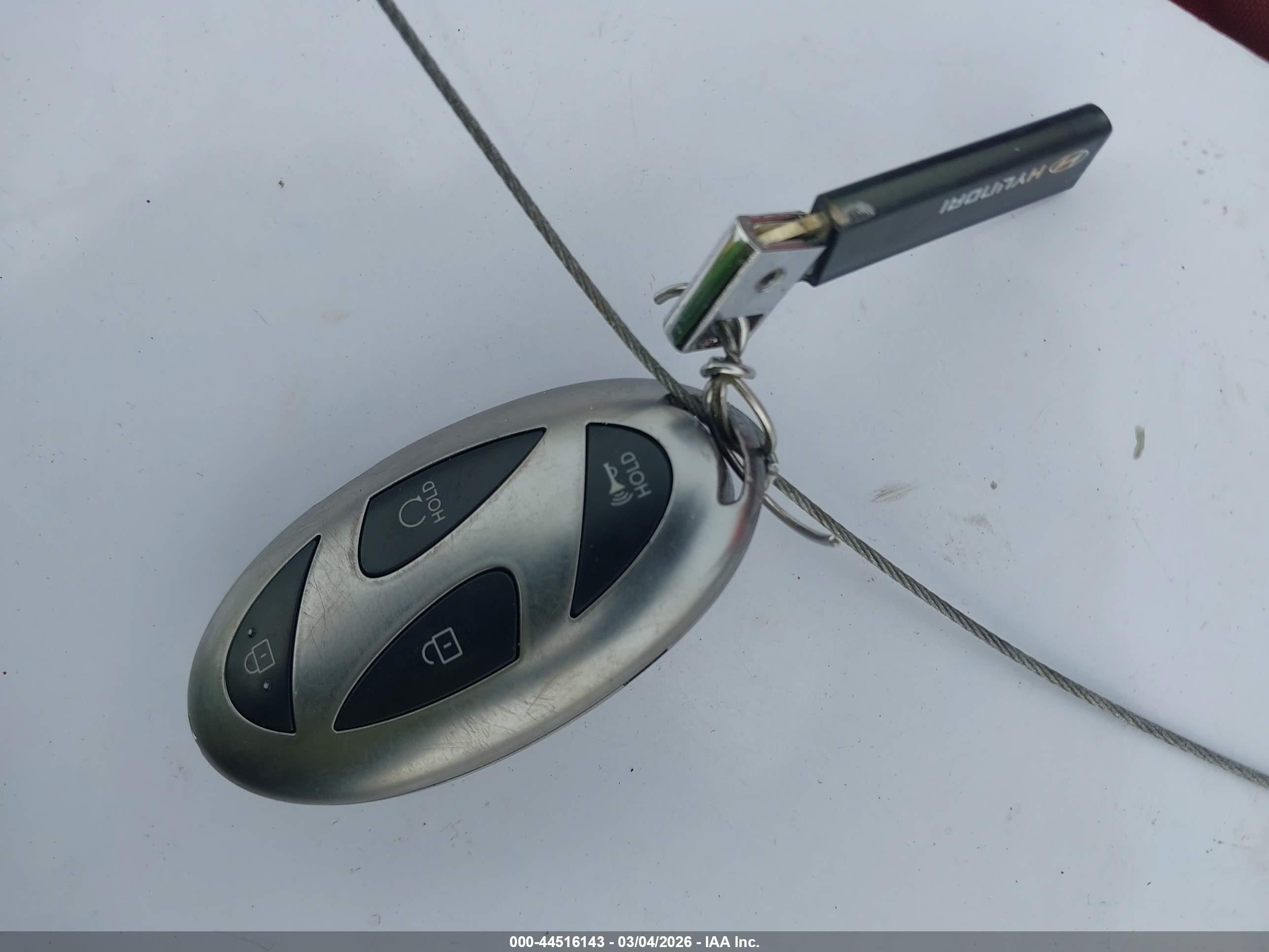 HYUNDAI SANTA image 11