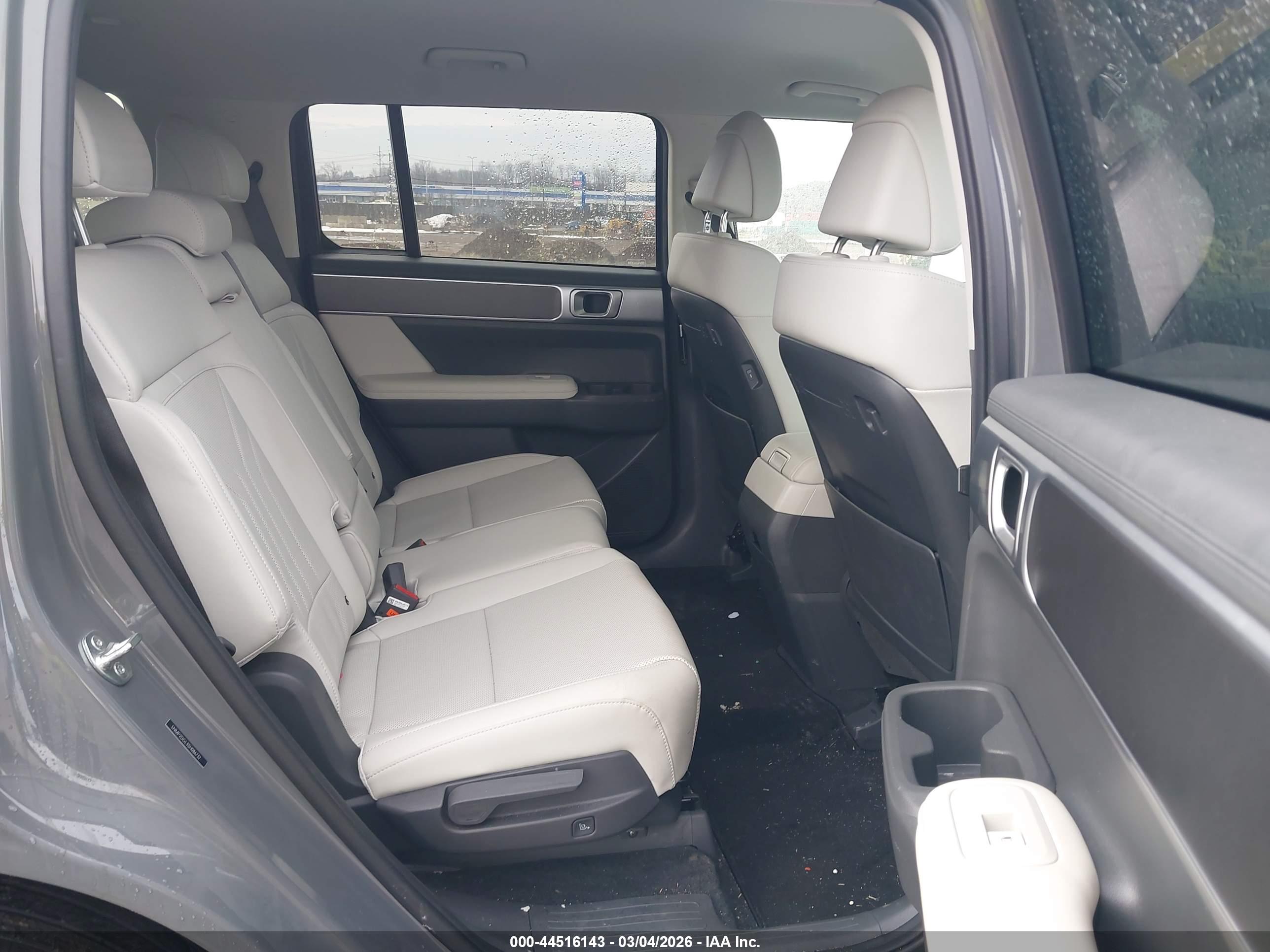 HYUNDAI SANTA image 8