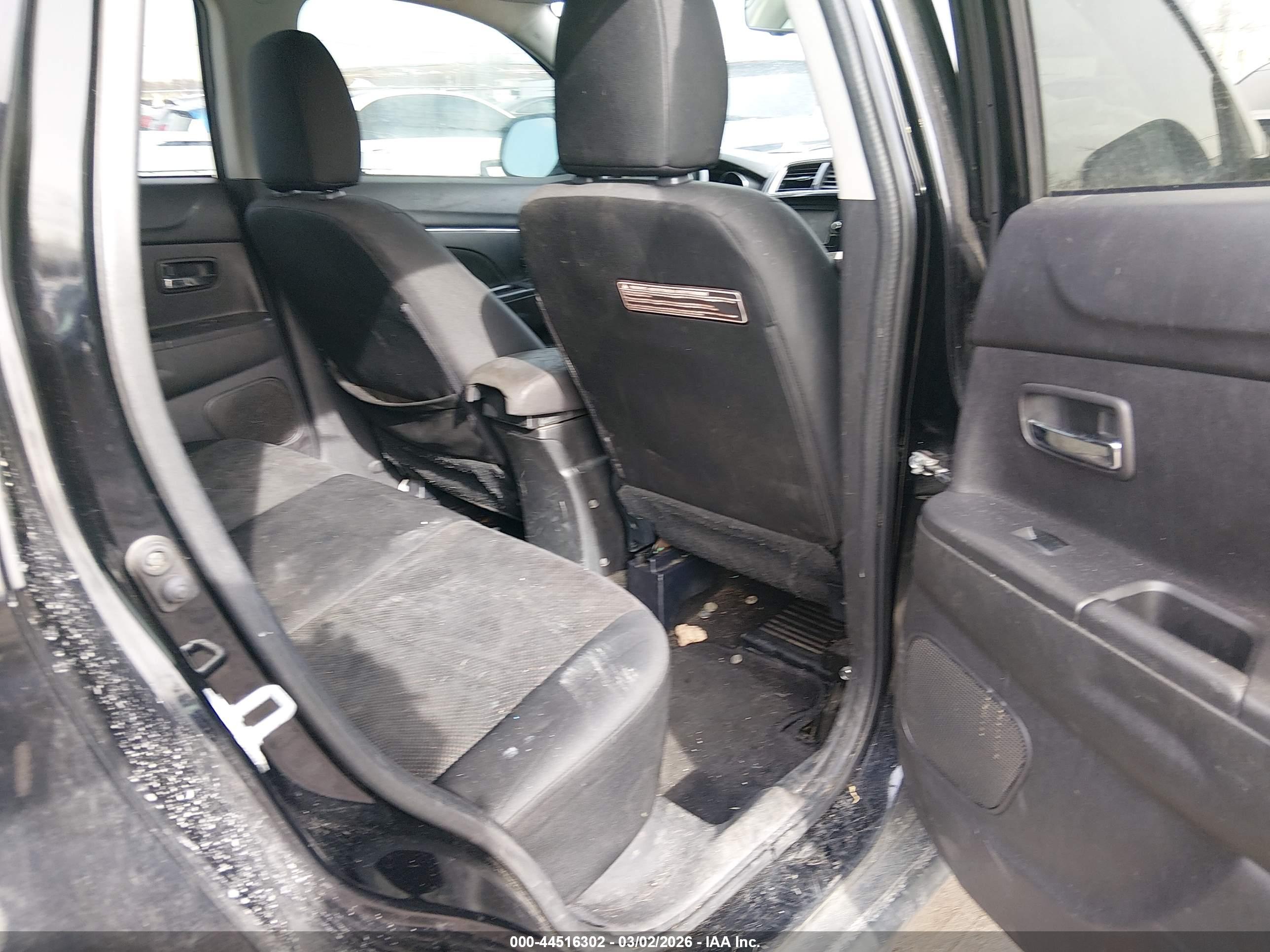 MITSUBISHI OUTLANDER image 8