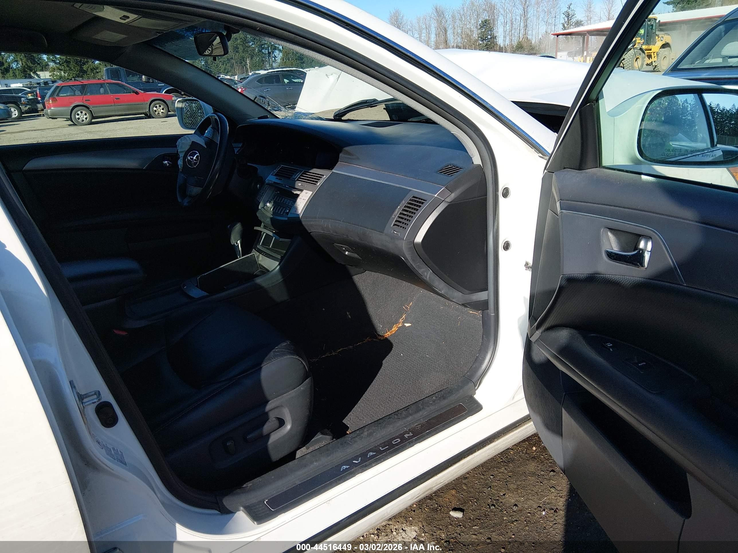 TOYOTA AVALON image 5