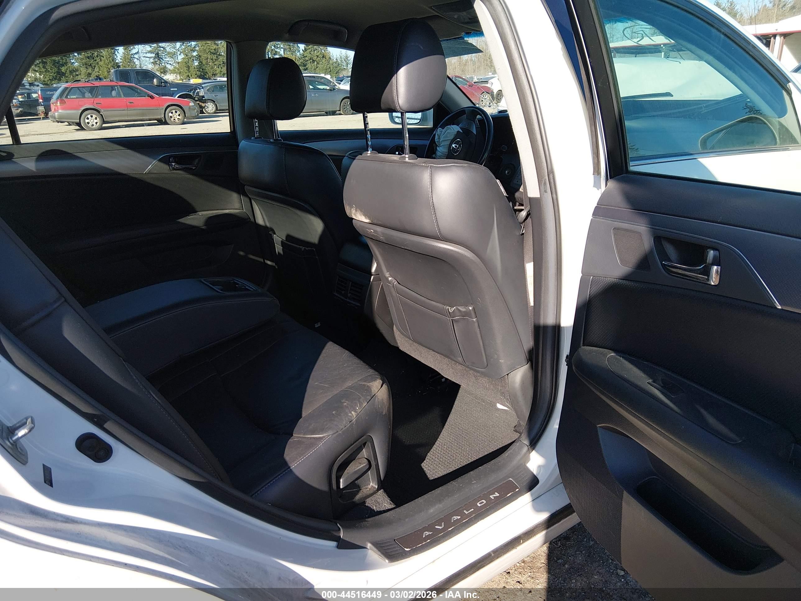 TOYOTA AVALON image 8