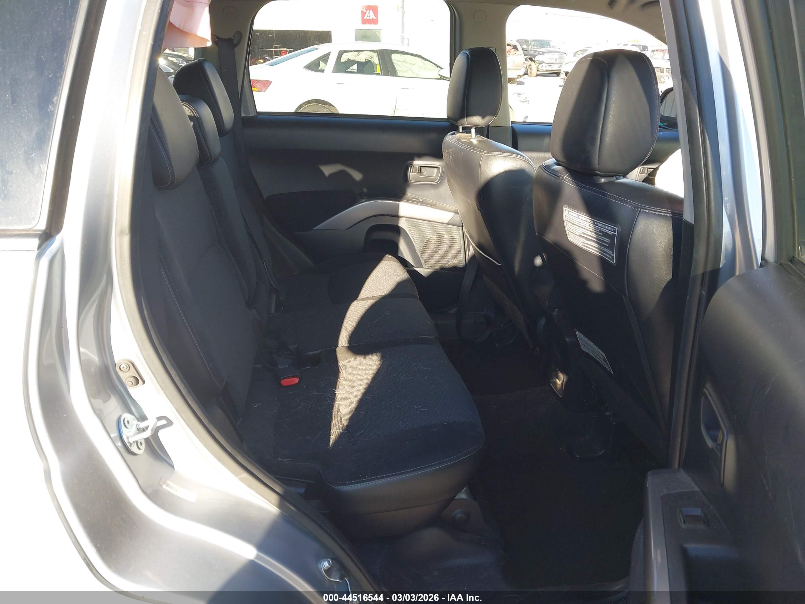 MITSUBISHI OUTLANDER image 8