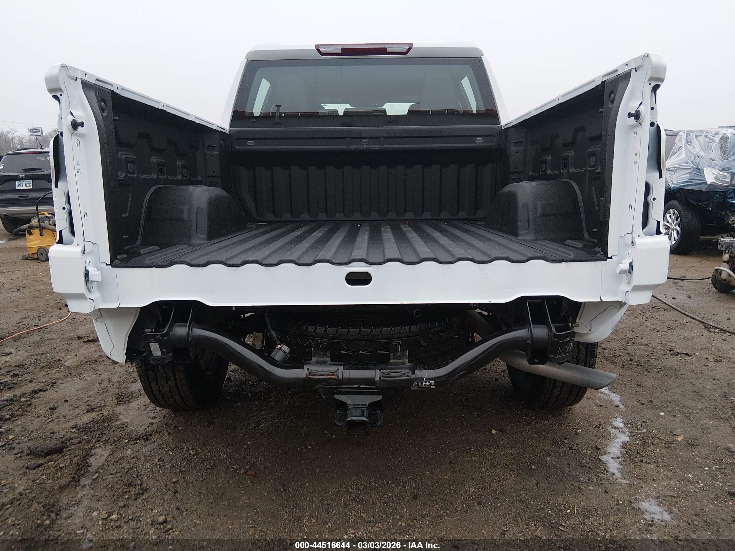 CHEVROLET SILVERADO image 6