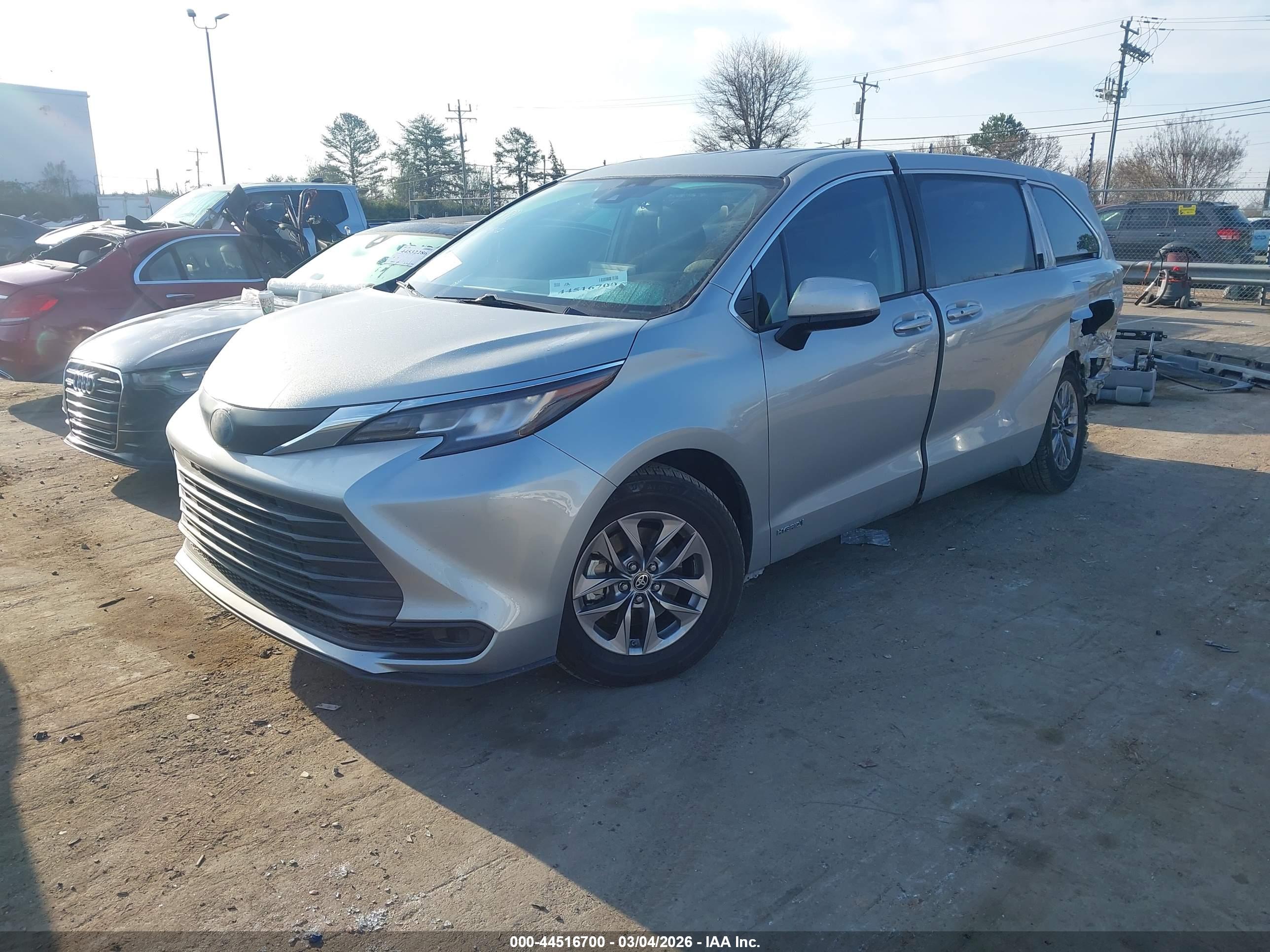 TOYOTA SIENNA image 2