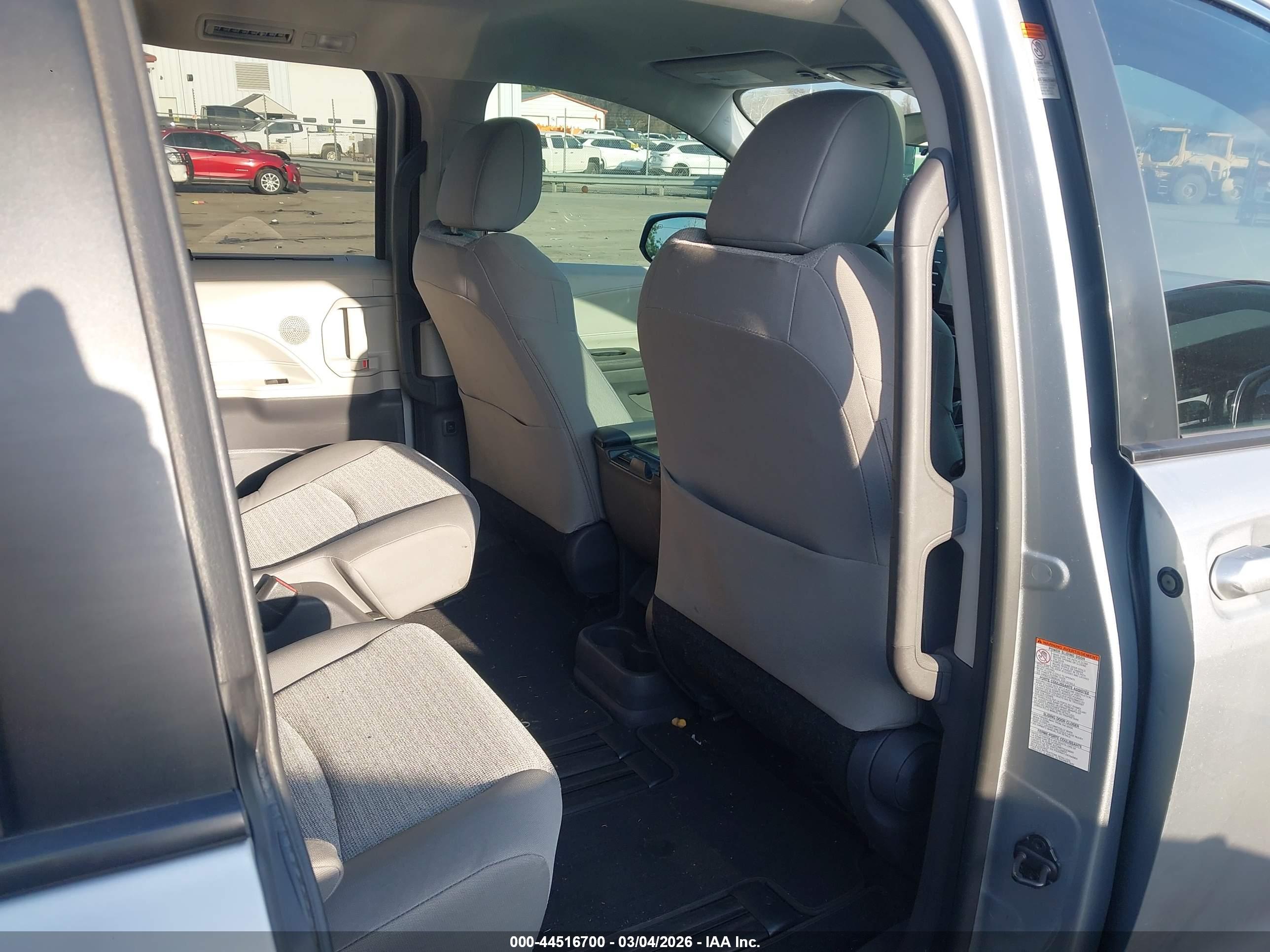 TOYOTA SIENNA image 8