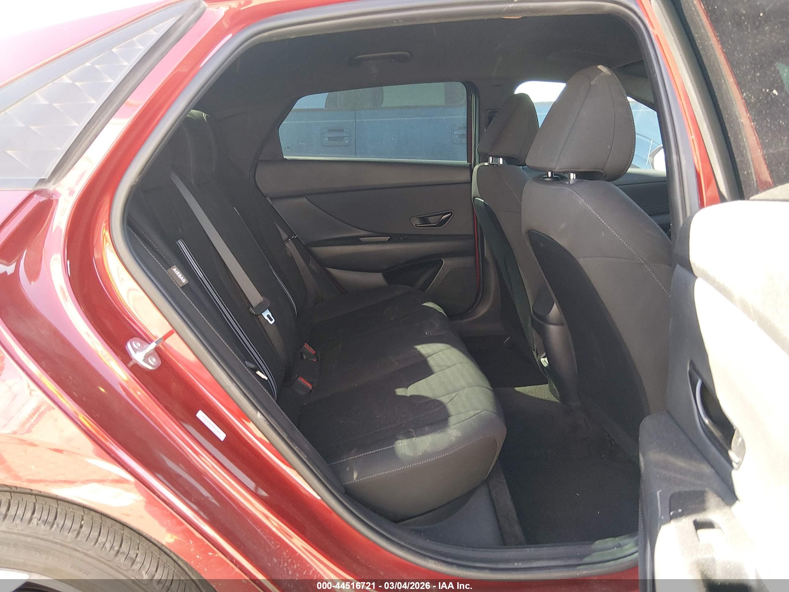 HYUNDAI ELANTRA image 8