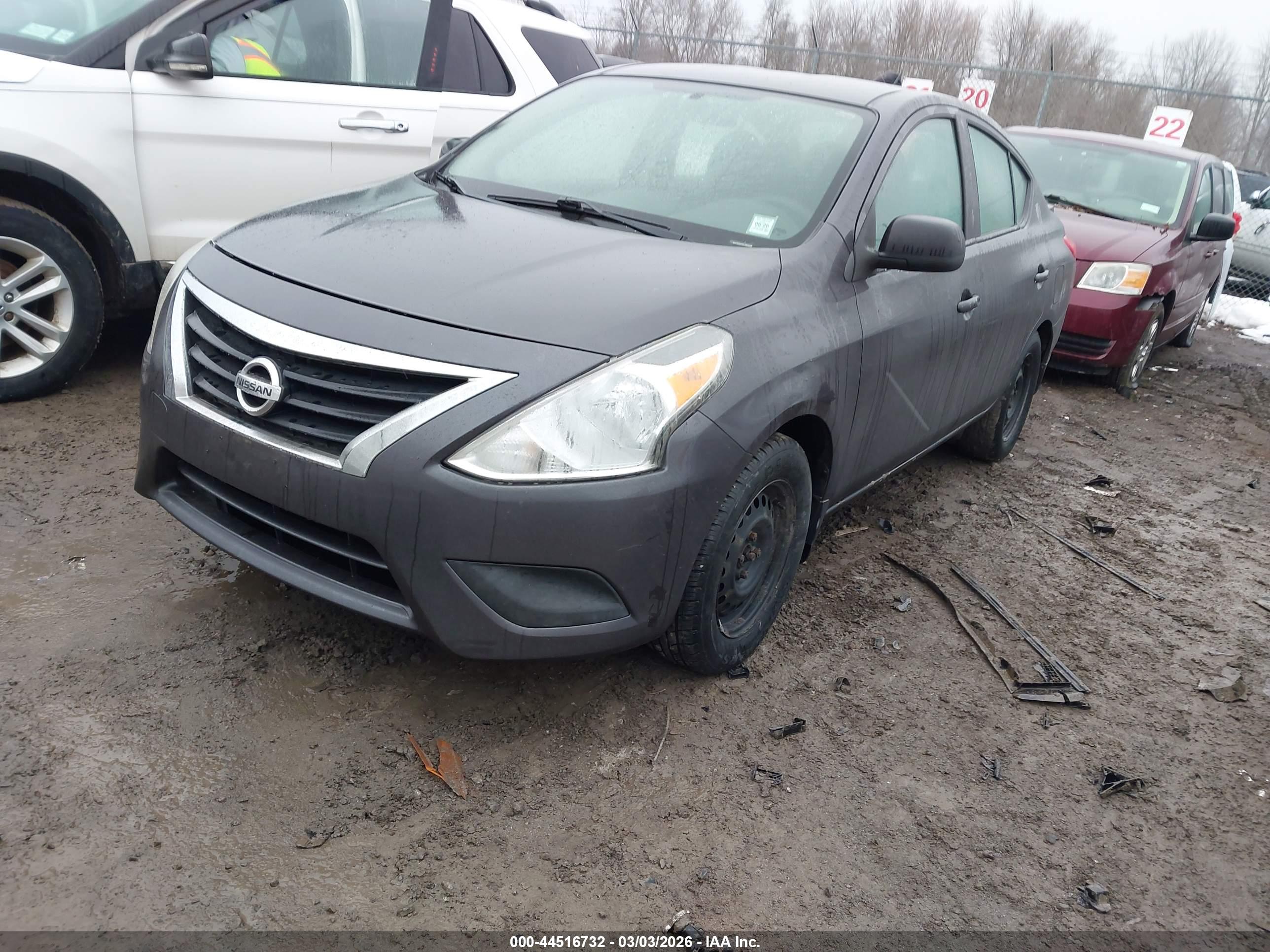 NISSAN VERSA image 2