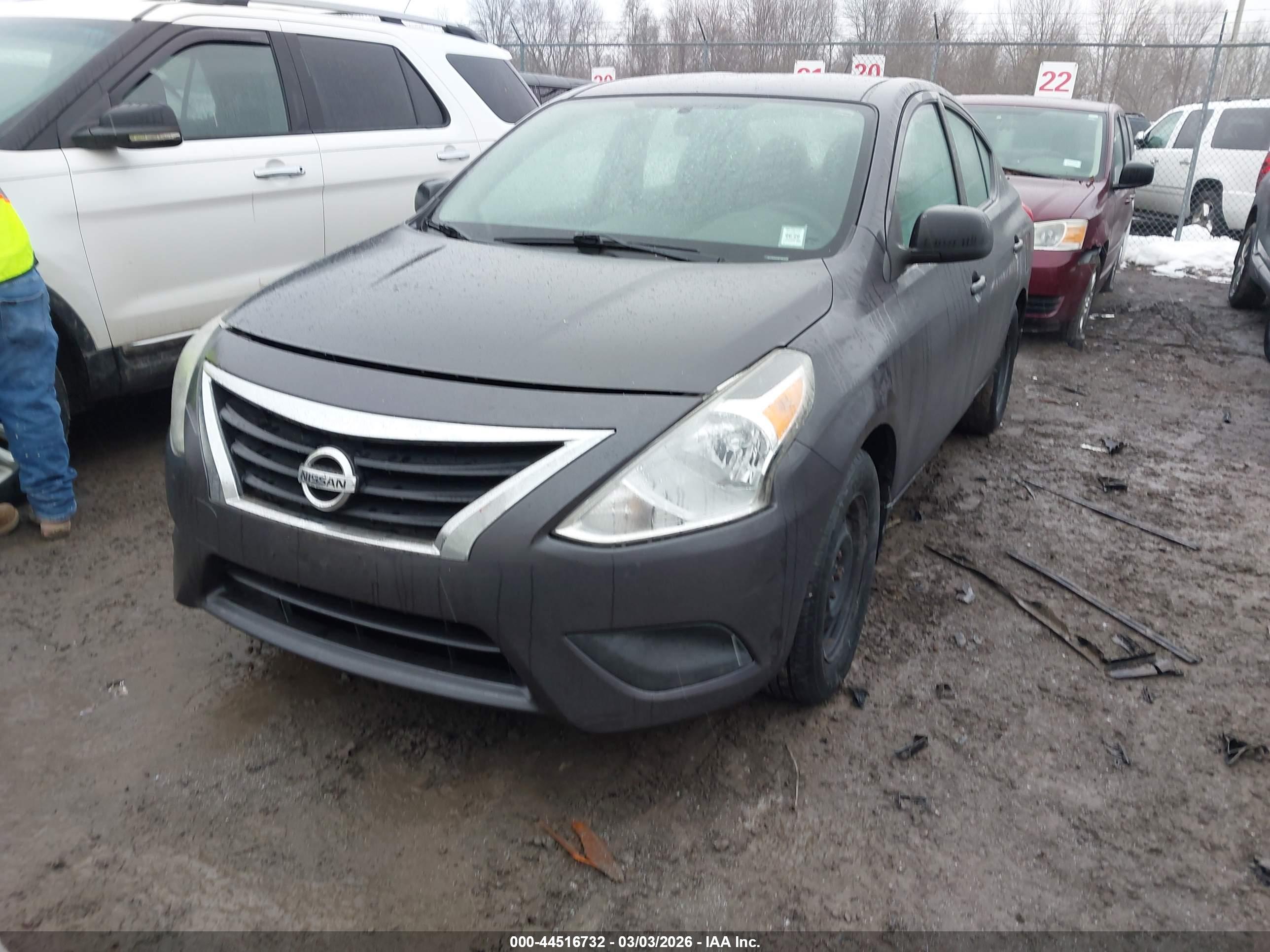 NISSAN VERSA image 6