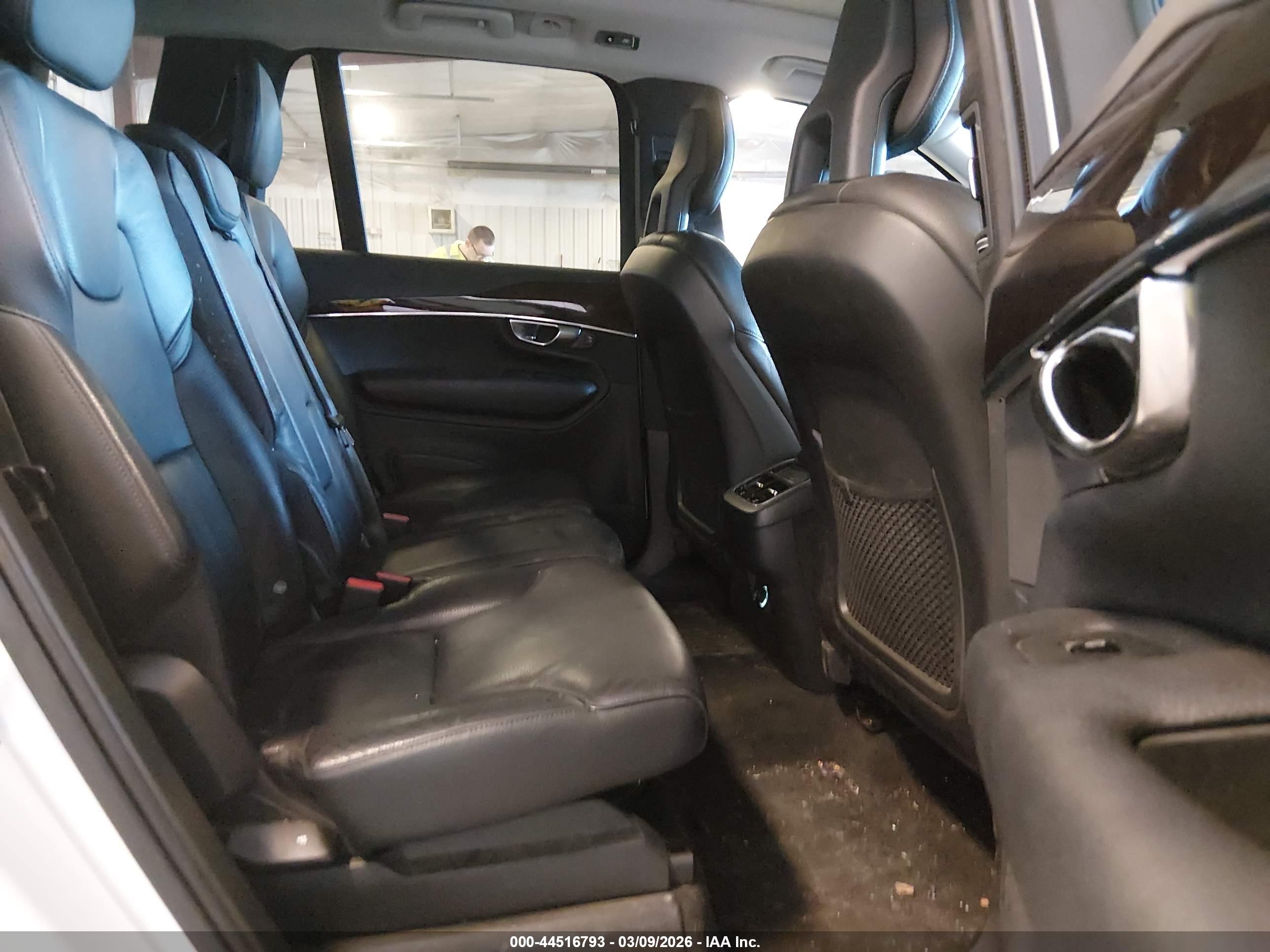 VOLVO XC90 image 8