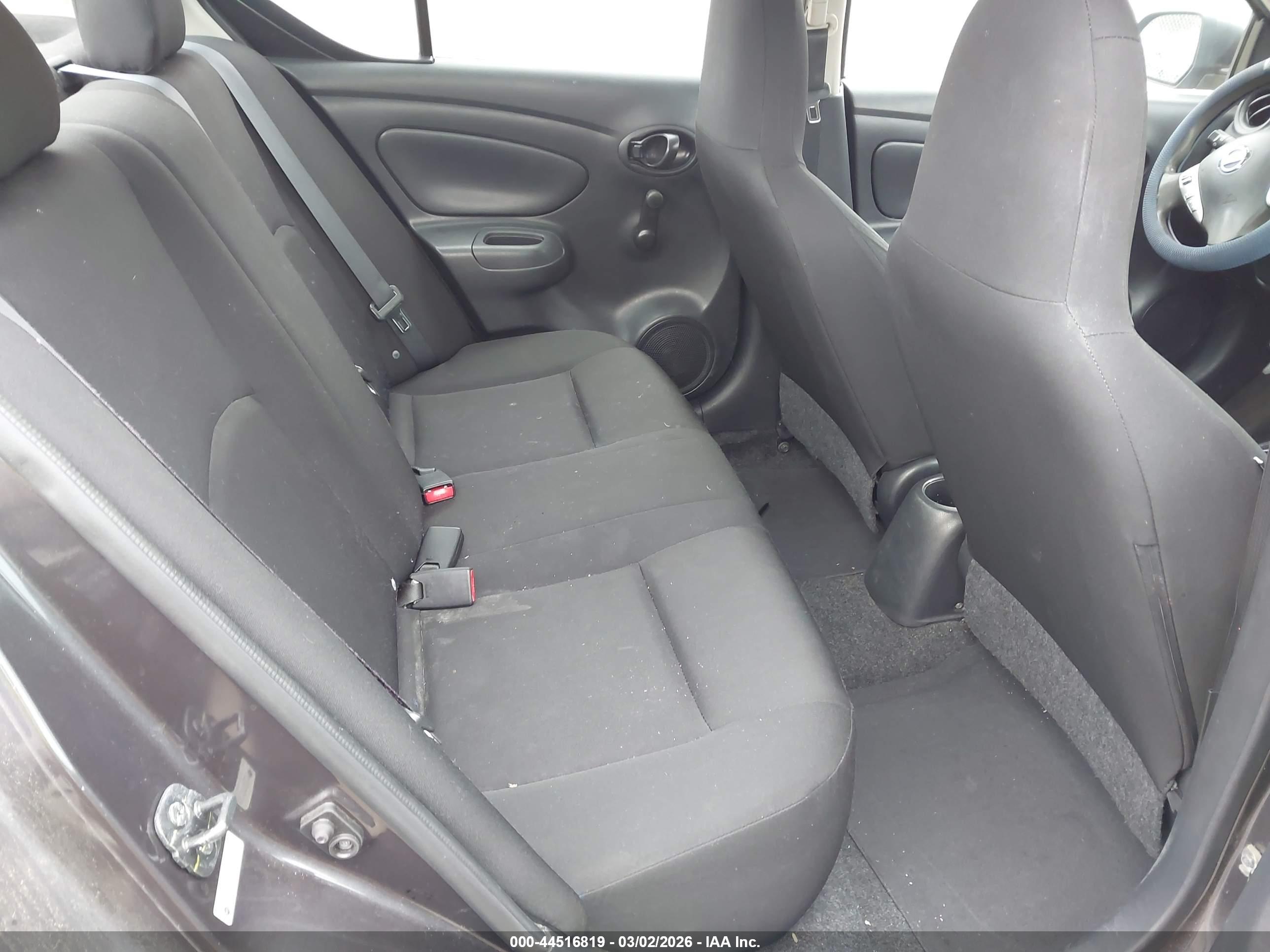 NISSAN VERSA image 8