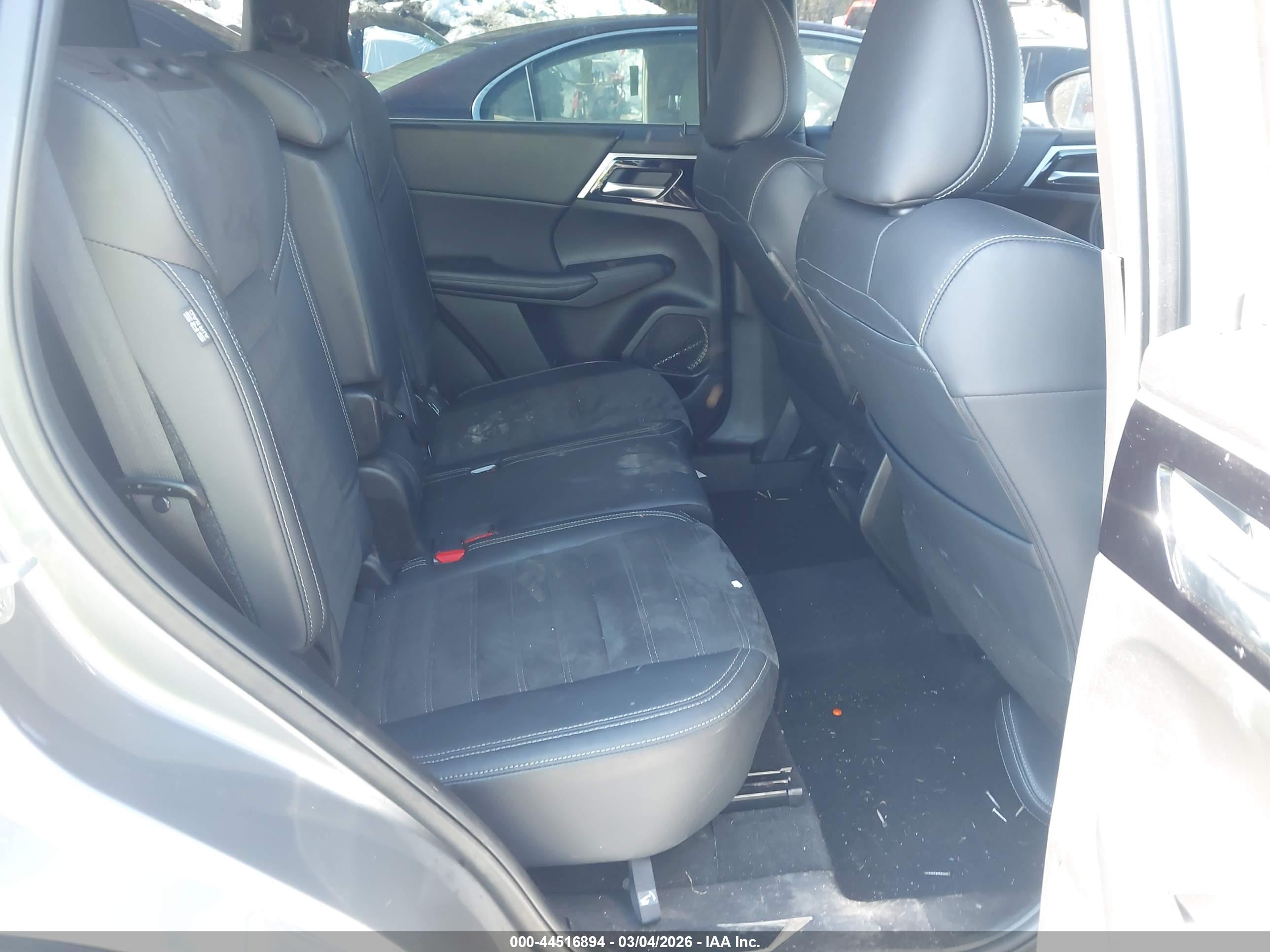 MITSUBISHI OUTLANDER image 8
