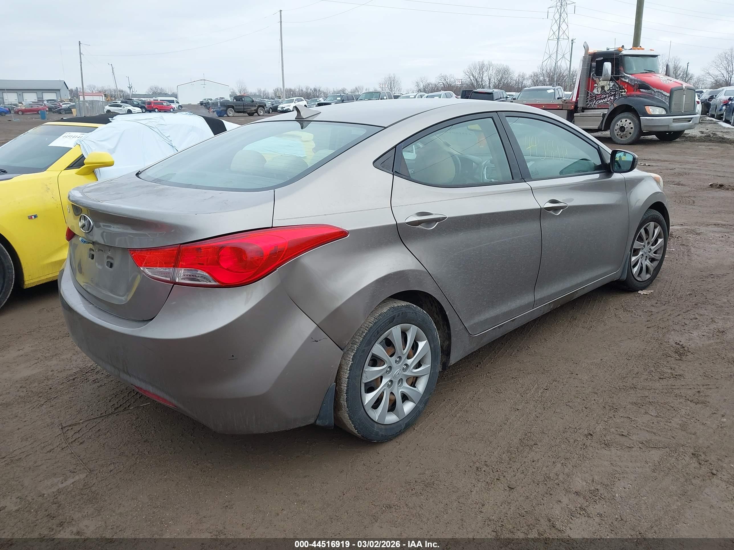 HYUNDAI ELANTRA image 4